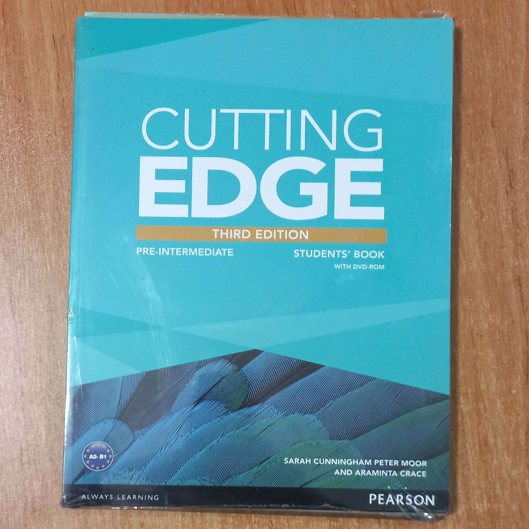 کتاب کاتینگ ادج پری اینترمدیت Cutting Edge Pre Intermediate همراه با کتاب کار و cd