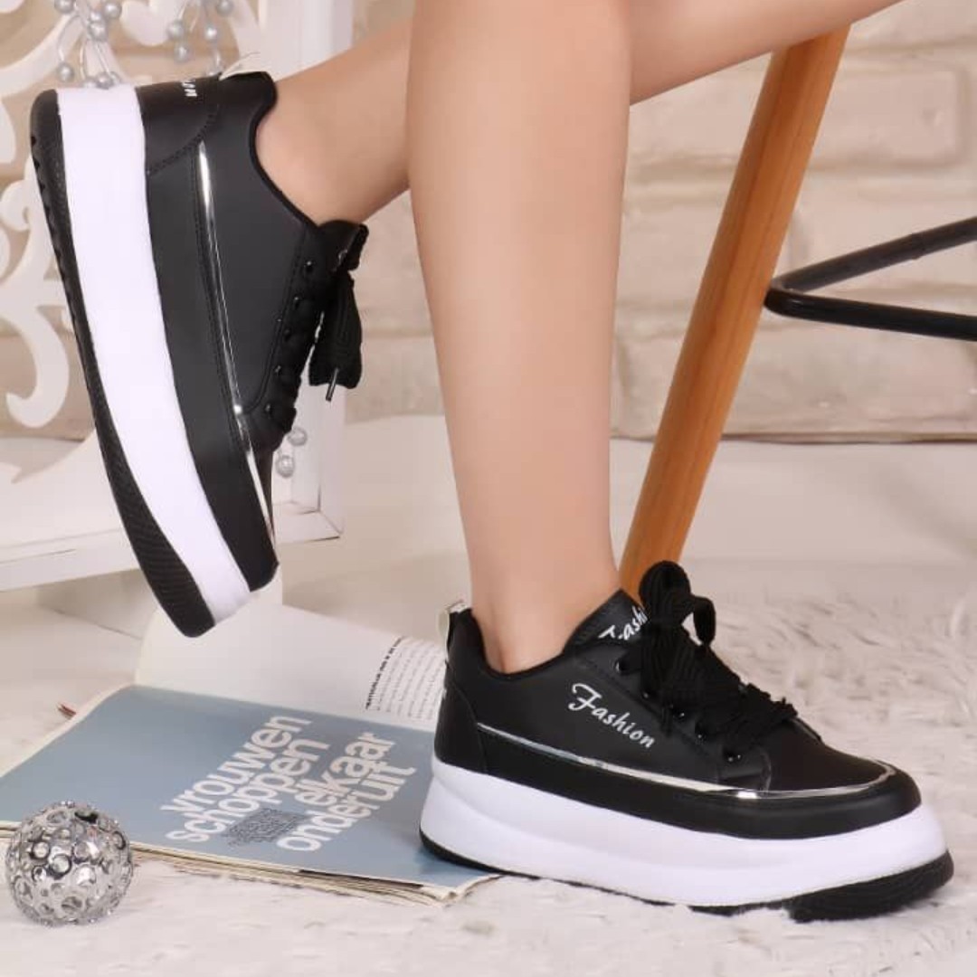 کفش ونس  زنانه و دخترانه پر طرفدار  فشن با کیفیت عالی رنگ بندی مشکی سایز بندی 37 الی 40