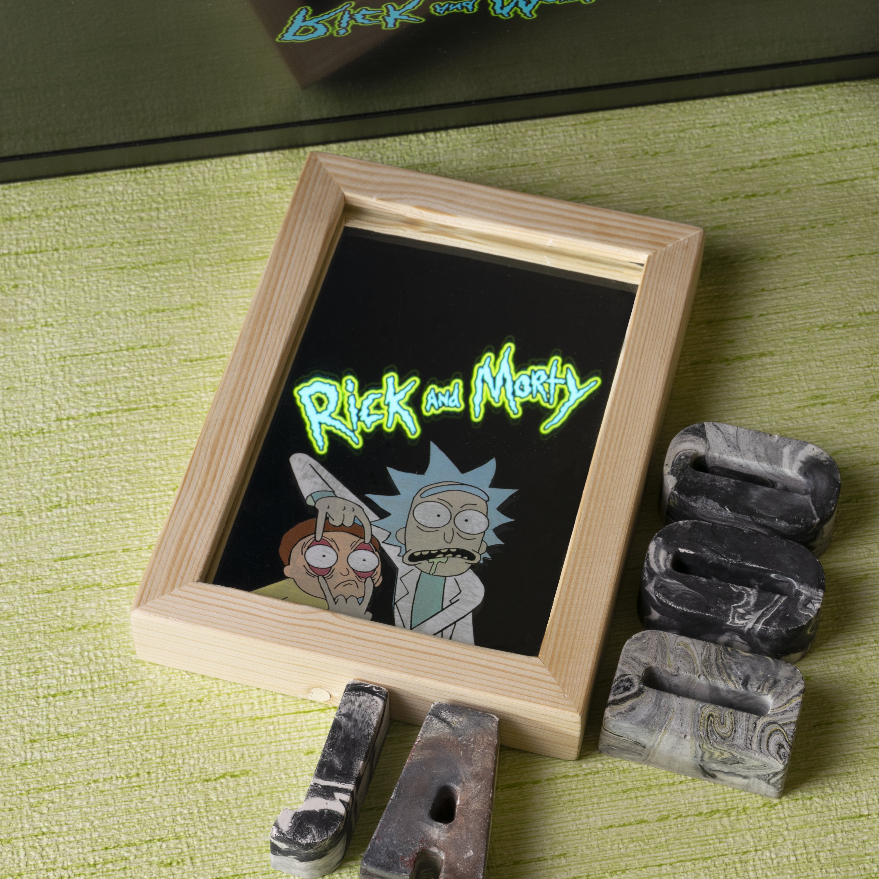 آینه آنتیک طرح ریک اند مورتی با قاب چوبی آینه دکوراتیو