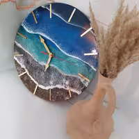 ساعت دیواری رزینی، هنر نقاشی سه بعدی با رزین که روی چوب کار شده.  در بین کار های رزین،کار دریای رزینی خیلی پر طرفدار هست