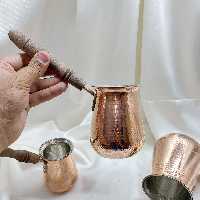 قهوه جوش مسی دسته چوبی- سایز 2 (مناسب 3 الی 4 فنجان) ارتفاع 10 سانت قطر شکم 9 سانت