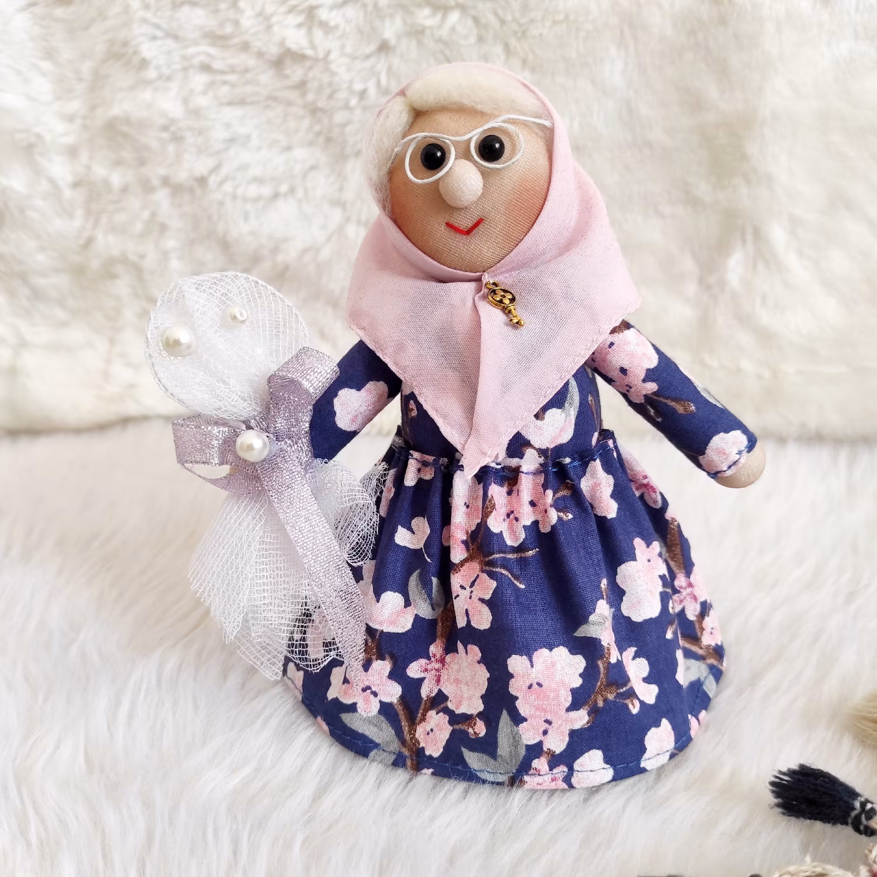 عروسک ننه جون با لباس گل گلی