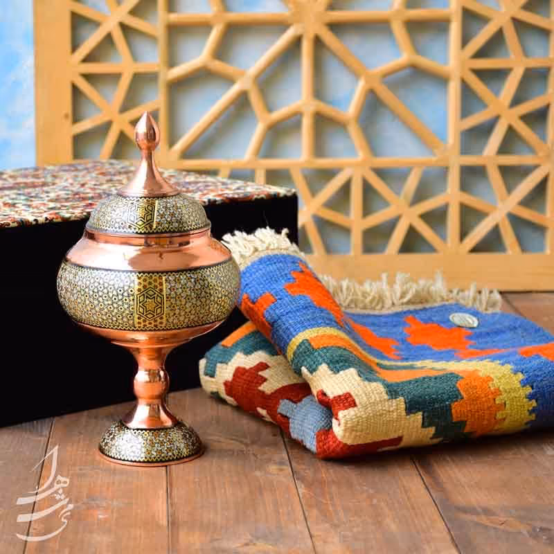 ست هدیه شکلات خوری مس و خاتم 25 سانتی و گلیم شیراز 90 در 60 سانتی کد 179