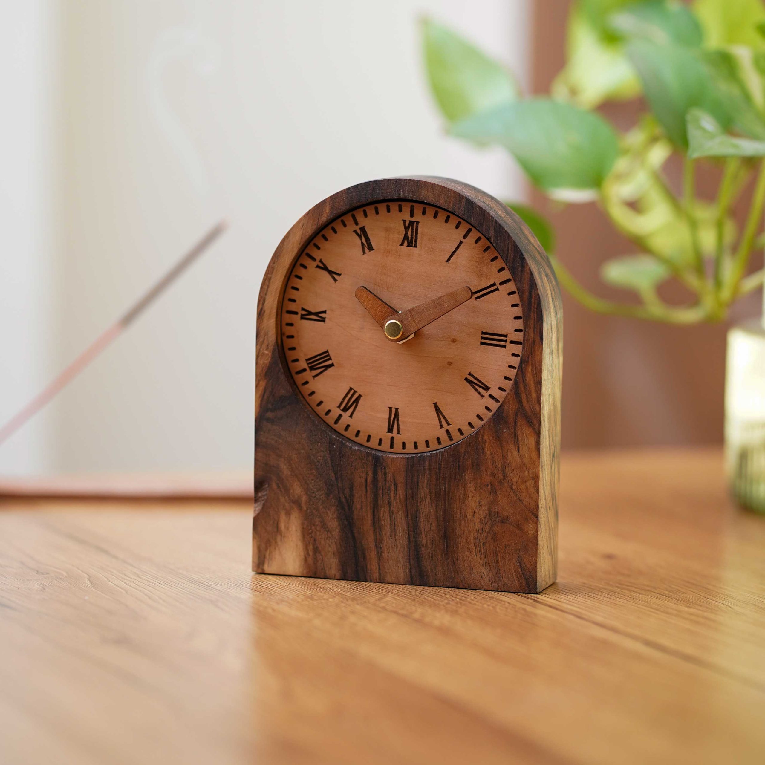 ساعت رومیزی نوین. مدل: طاق