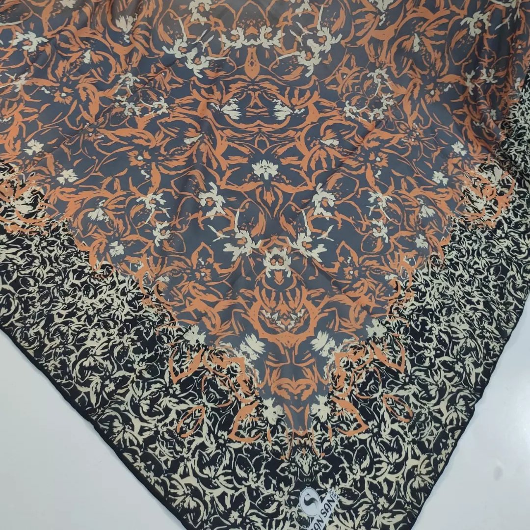 روسری دوردست و قواره بزرگ نخی