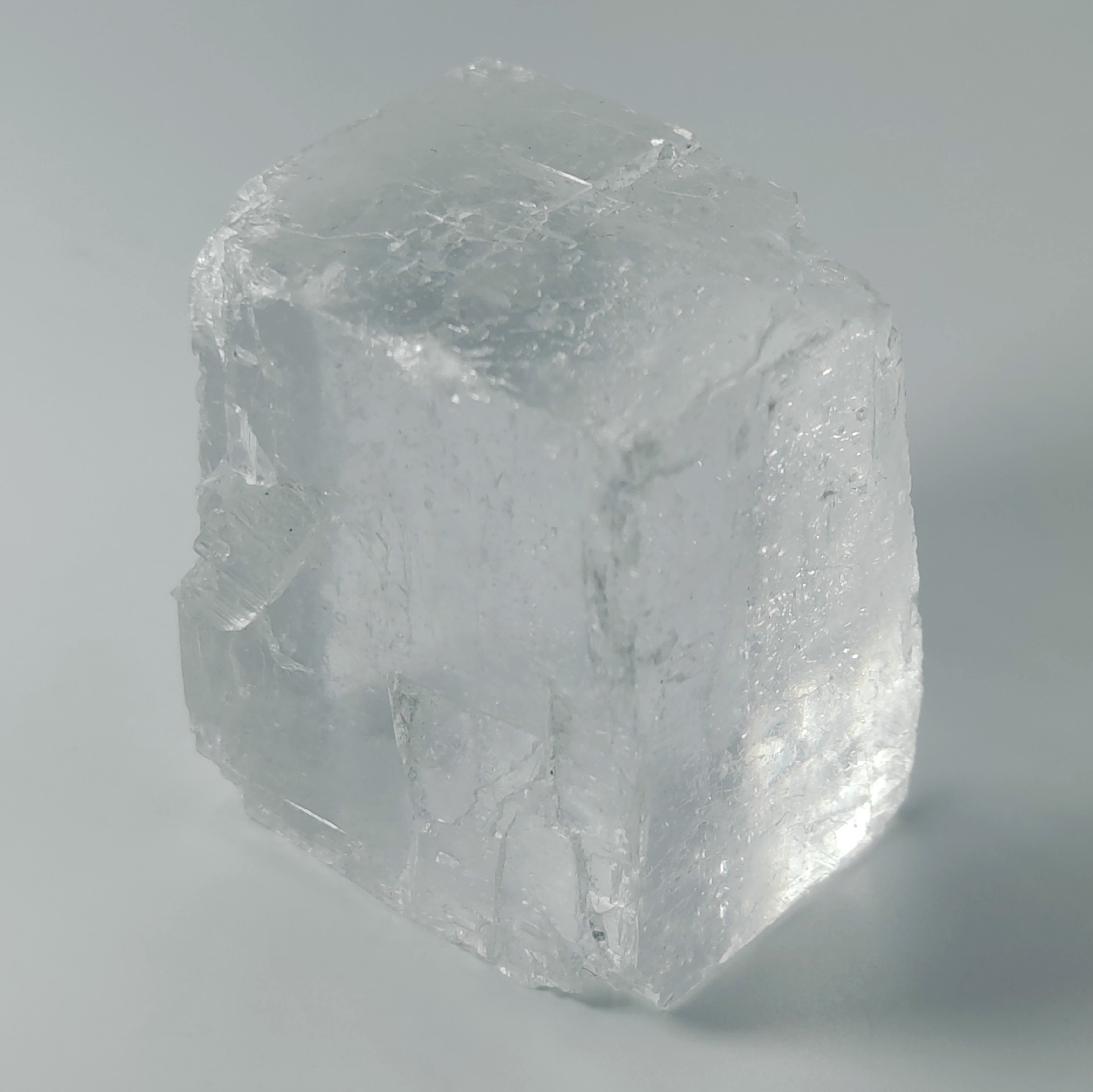 بلور شفاف هالیت یا سنگ نمک معدنی و طبیعی 