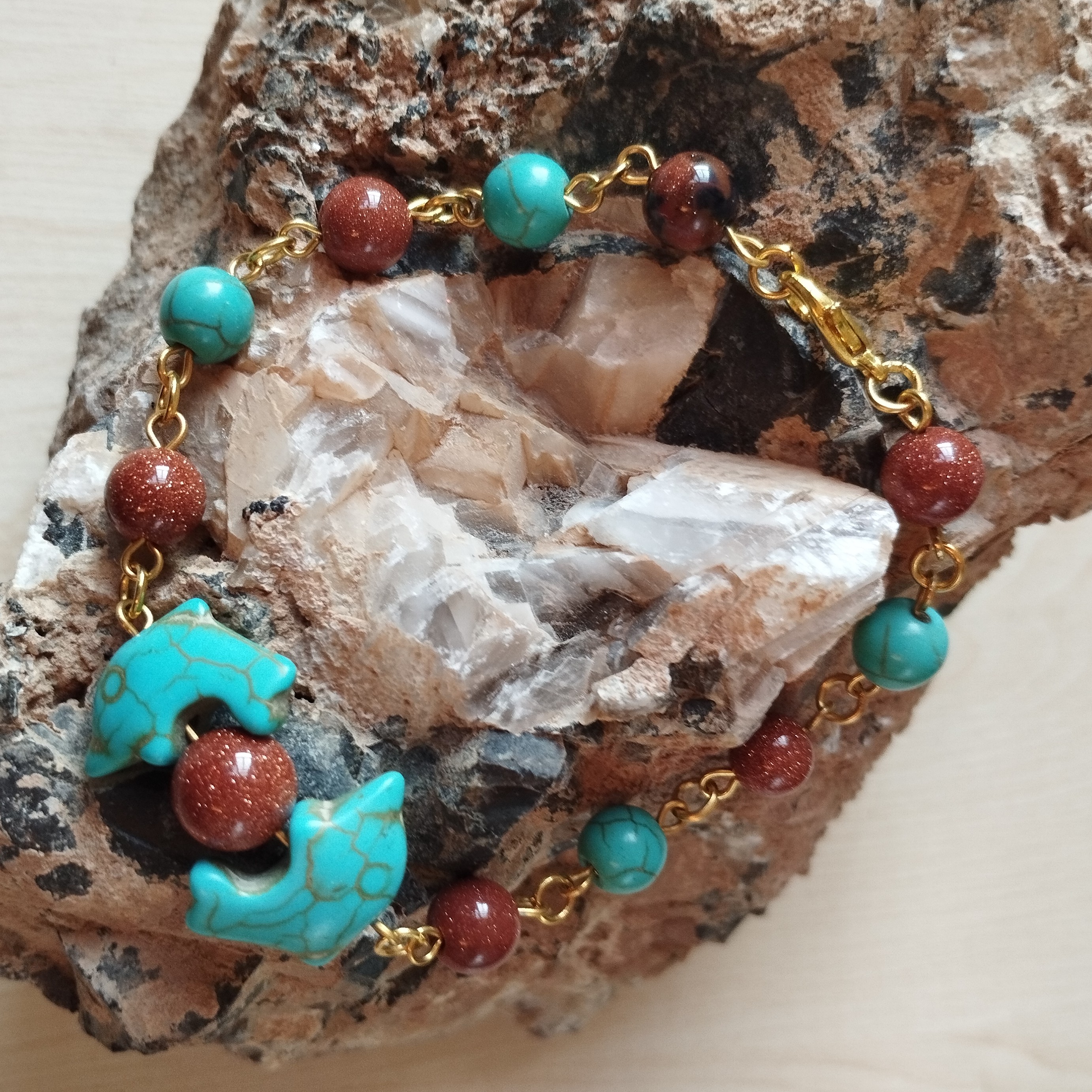 دستبند دلربا فیروزه اصل با مهره های دلربا و فیروزه های هندی با  قفل طوطی قابل ساخت به اندازه دست شما 