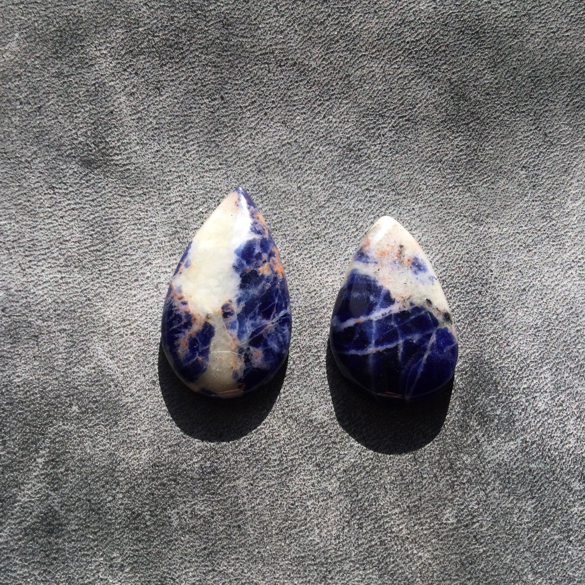 نگین های سودالیت خوشرنگ تراش اشکی