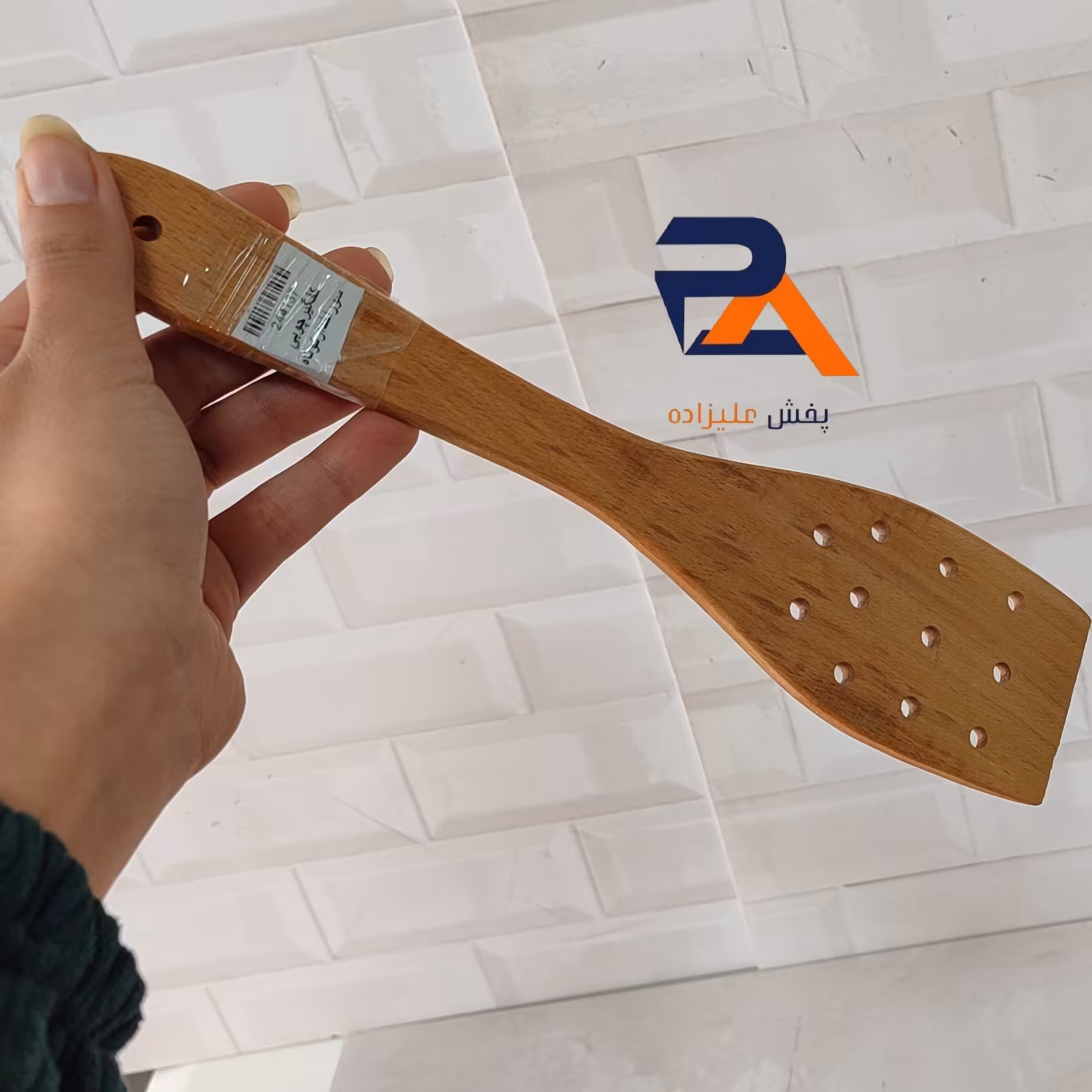 کفگیر چوبی برگردان  سایز متوسط سوراخدار سرکج چوبی دارای حلقه ی آویز  باکیفیت و مقاوم 