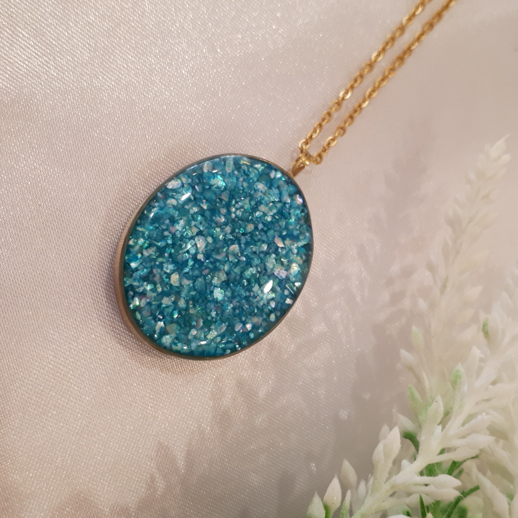 گردنبند رزینی سنگ صدف رنگ فیروزه ای دستساز خانگی با زنجیر استیل رنگ ثابت 150 هزارتومان  بدون زنجیر 110 هزارتومان 