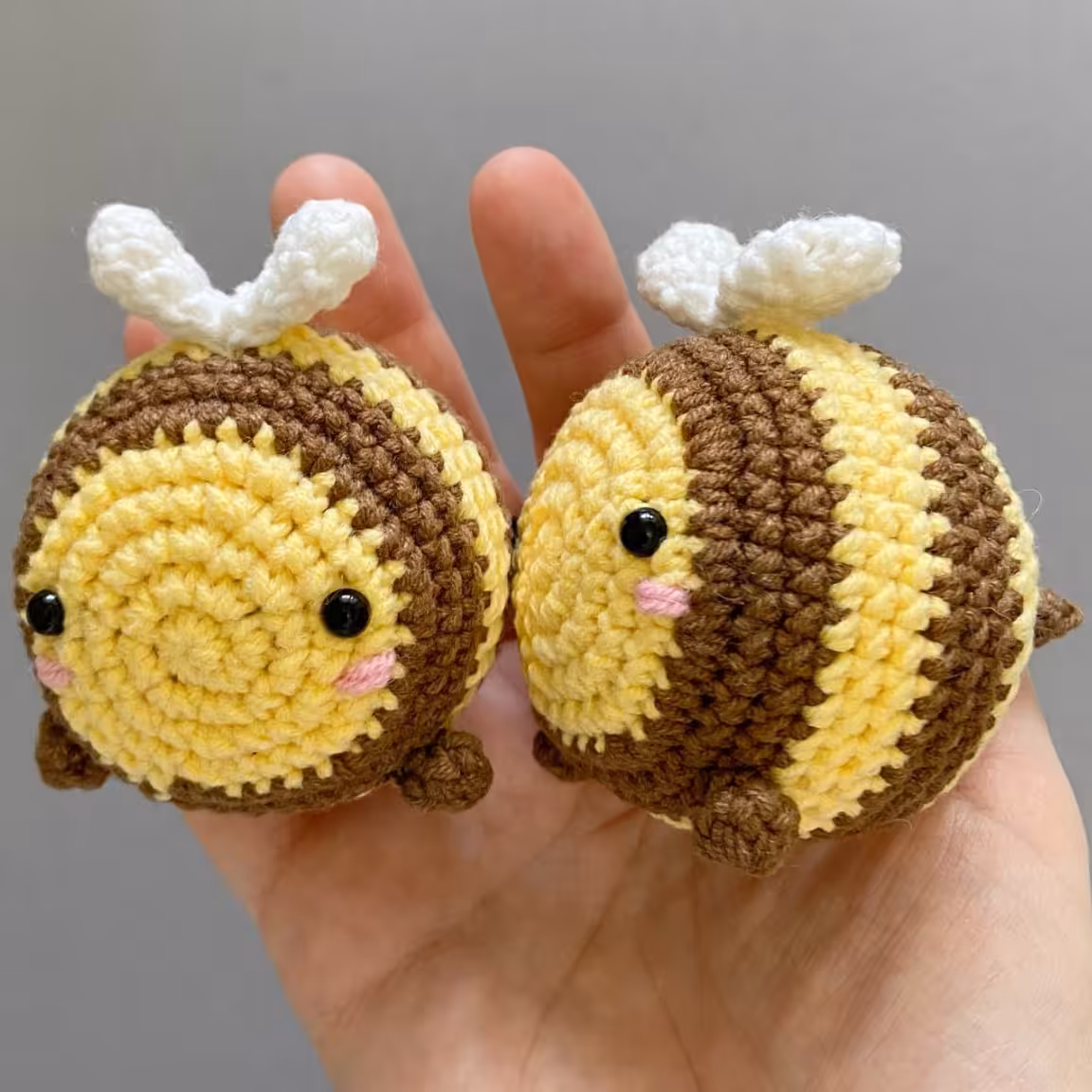 عروسک دستبافت زنبور ریزه باقد تقریبی 10 سانت و قابل سفارش در رنگبندی دلخواه شما