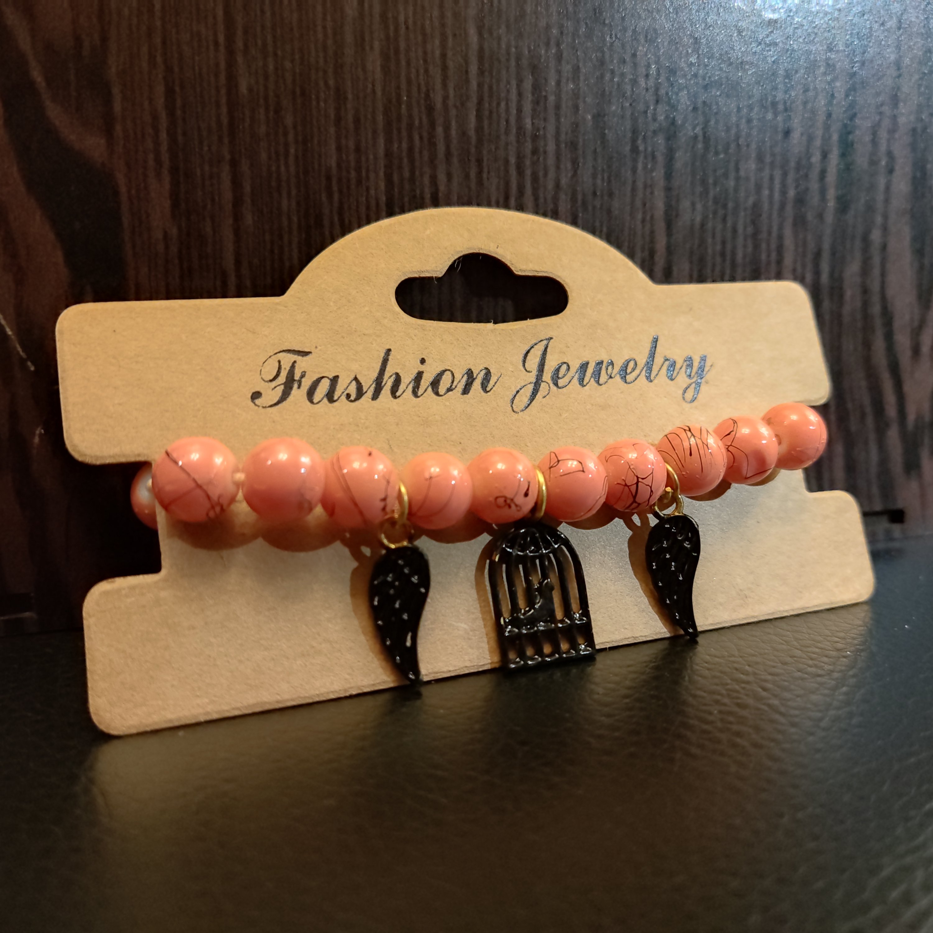 دستبند سنگ گلبهی و آویز مرغ آمین