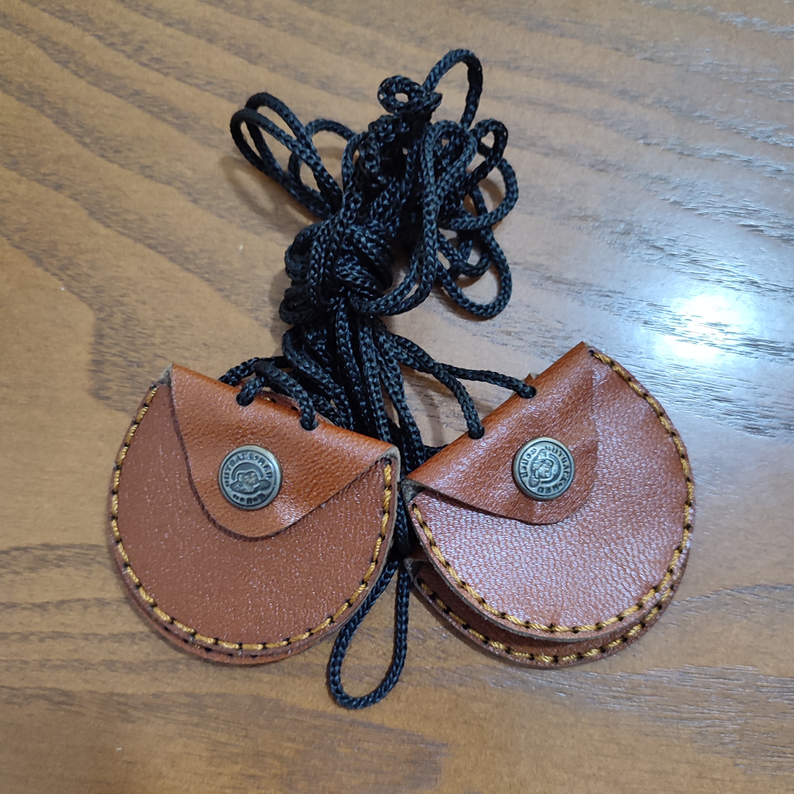 گردن آویز چرم طبیعی
