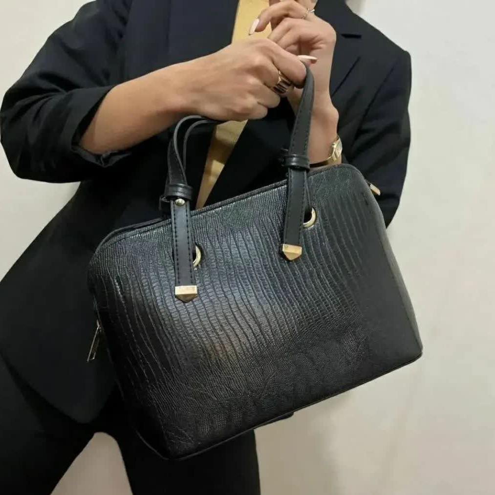 کیف زنانه کیف دستی طرح دار بسیار جادار و کاربردی جنس چرم مصنوعی درجه یک رنگبندی مشکی