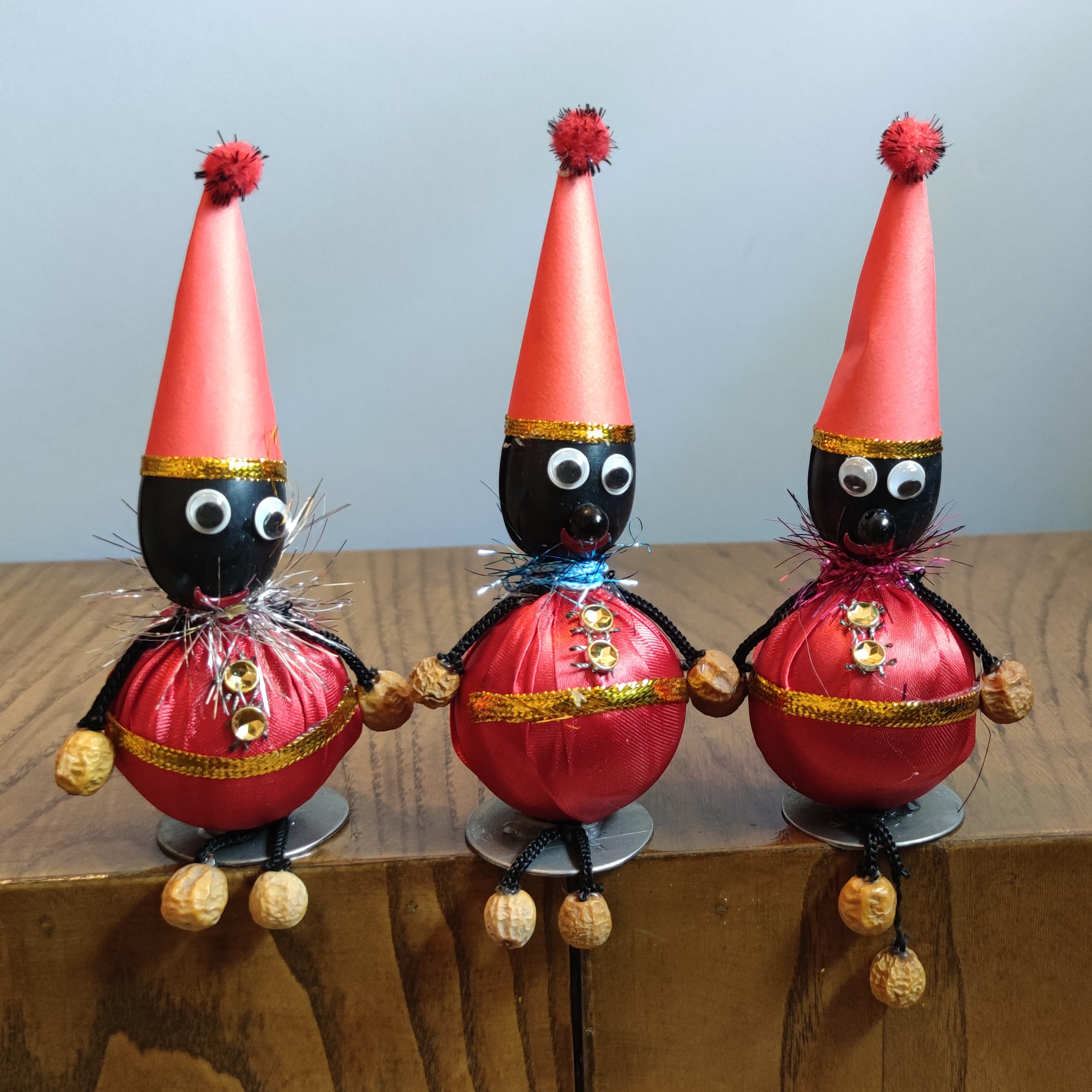 عروسک حاجی فیروز نشسته 