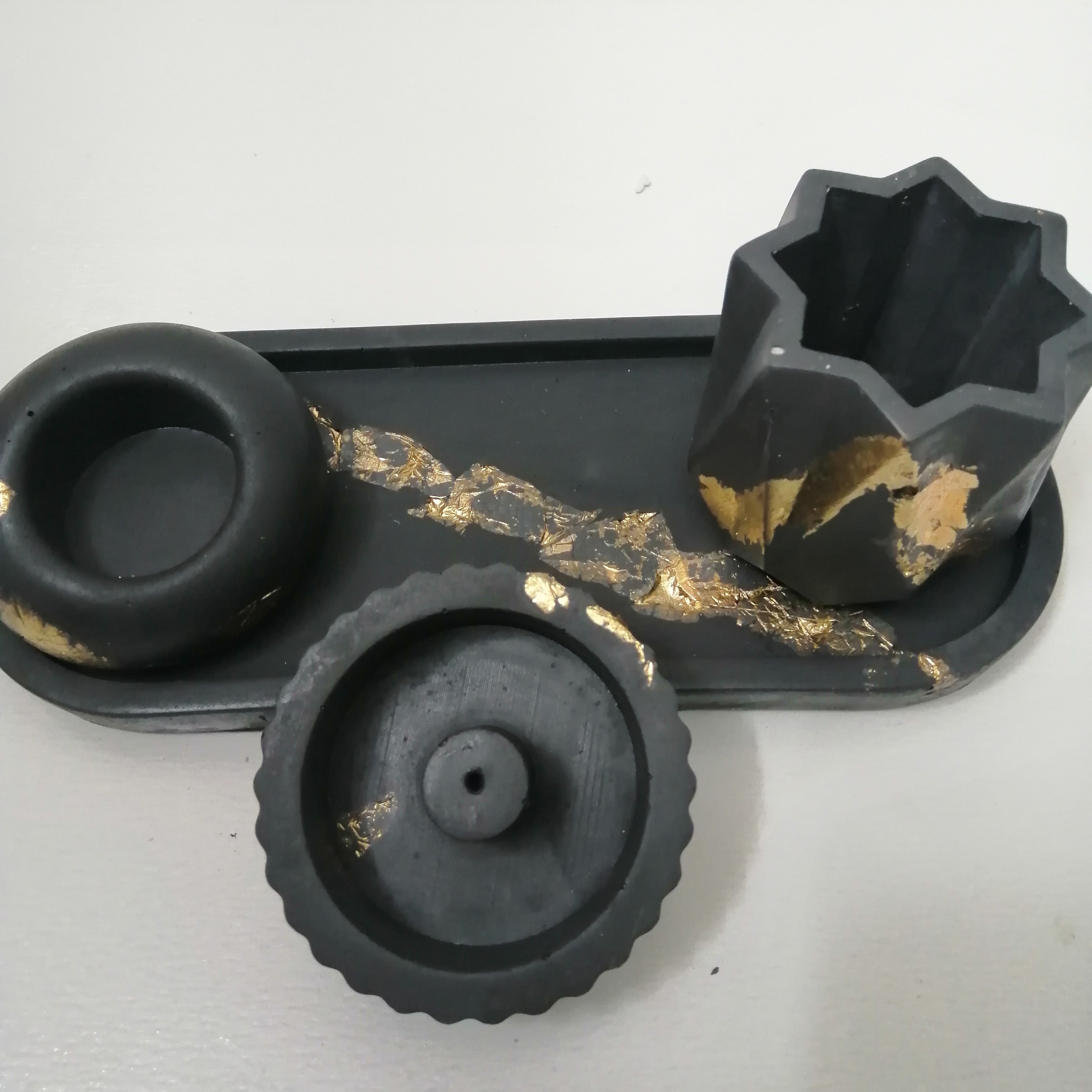 ست چهار تیکه رنگ مشکی ورق طلا کارشده شامل جاکبریتی یا گلدان جاعودی و جاوارمری 