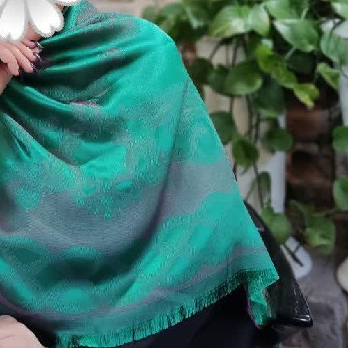 روسری نخ ابریشم ژاکارد دو رو لمه دار ریشه پرزی کیفیت بی نظیر و متفاوت سُر نمیباشد قواره:140