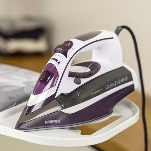 اتو بخار 3000 وات،کف سرامیکی جیپاس مدل GEEPAS GSI24025 دارای مخزن آب 400میلی لیتر و سیستم تمیز شوندگی خودکار