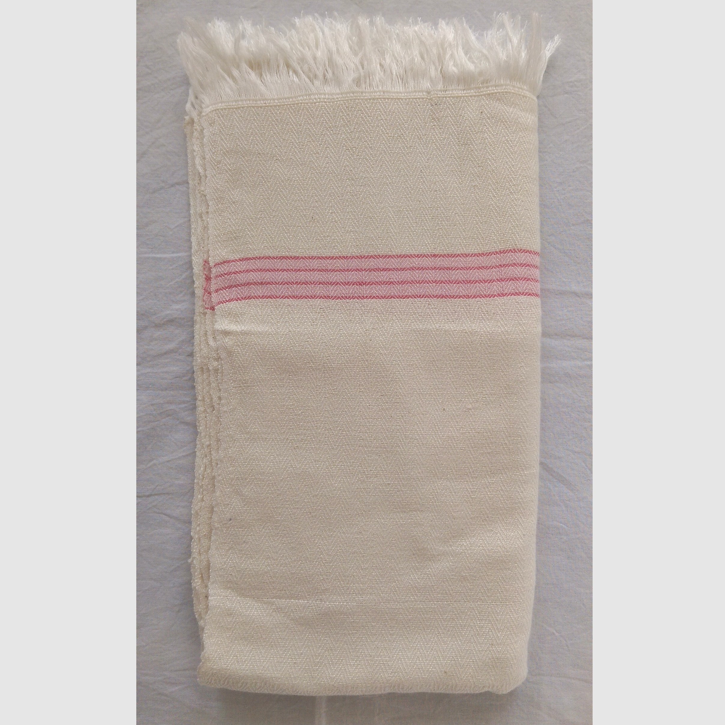 حوله دستباف مسافرتی یا استخری سفید با حاشیه های قرمز و صورتی