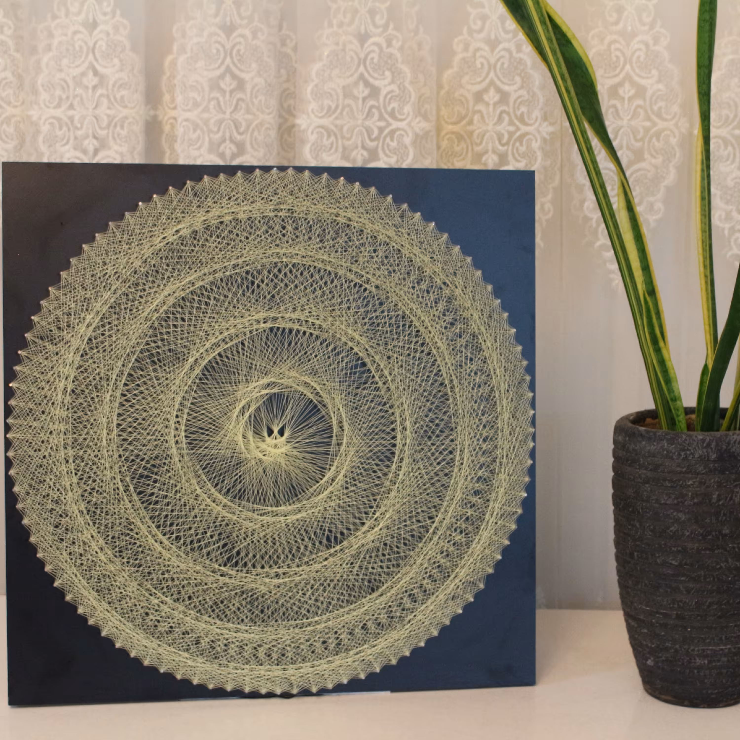 تابلو دیوارکوب اثر مهر پیجان خلق شده با هنر میخ و نخ در ابعاد 50در50