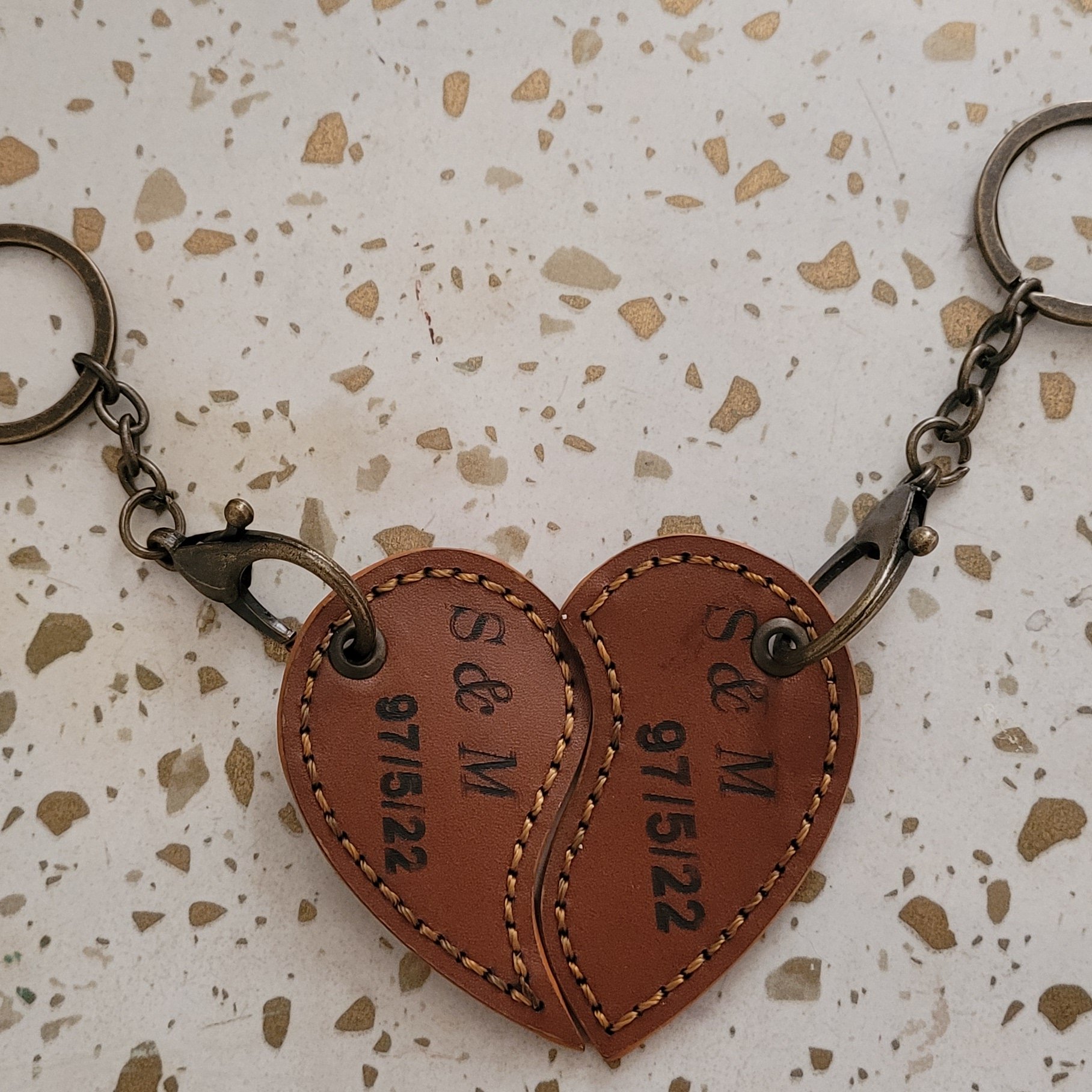 جاکلیدی چرم طبیعی با حک اسم و تاریخ دلخواه