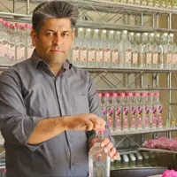 گلاب قمصر کاشان(عیار 50)( از 50 کیلو گل مرغوب قمصر 40 لیتر برداشت کردم)