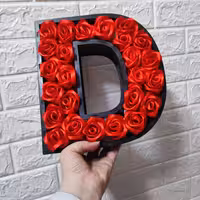 جعبه هدیه کادو روز مرد تولد . باکس گل حروف حرف D ( رز روبانی )