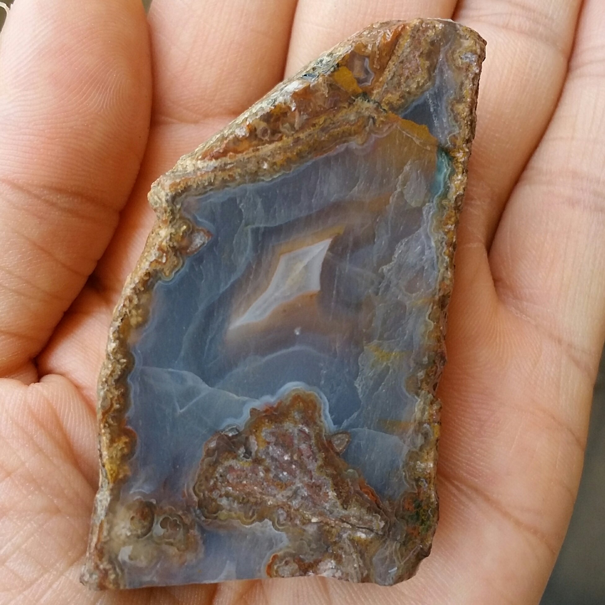 اسلایس سنگ راف عقیق سلیمانی 3بعدی رنگی منظره دار بسیااار دیدنی کاملا طبیعی زیبا محشرر با قابلیت ساخت چند نگین بی نظیر