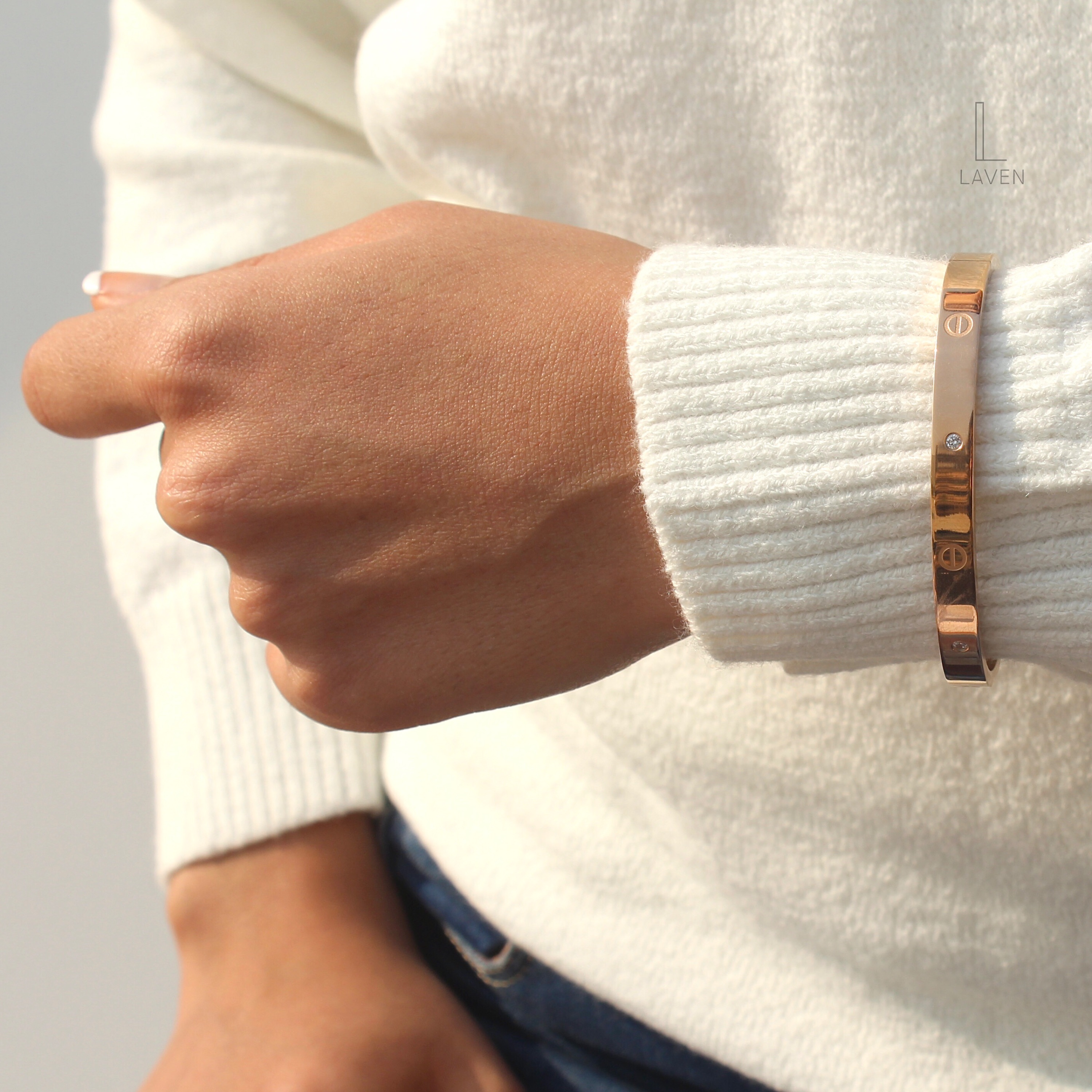 دستبند النگویی پهن کارتیر نگین دار استیل رزگلد