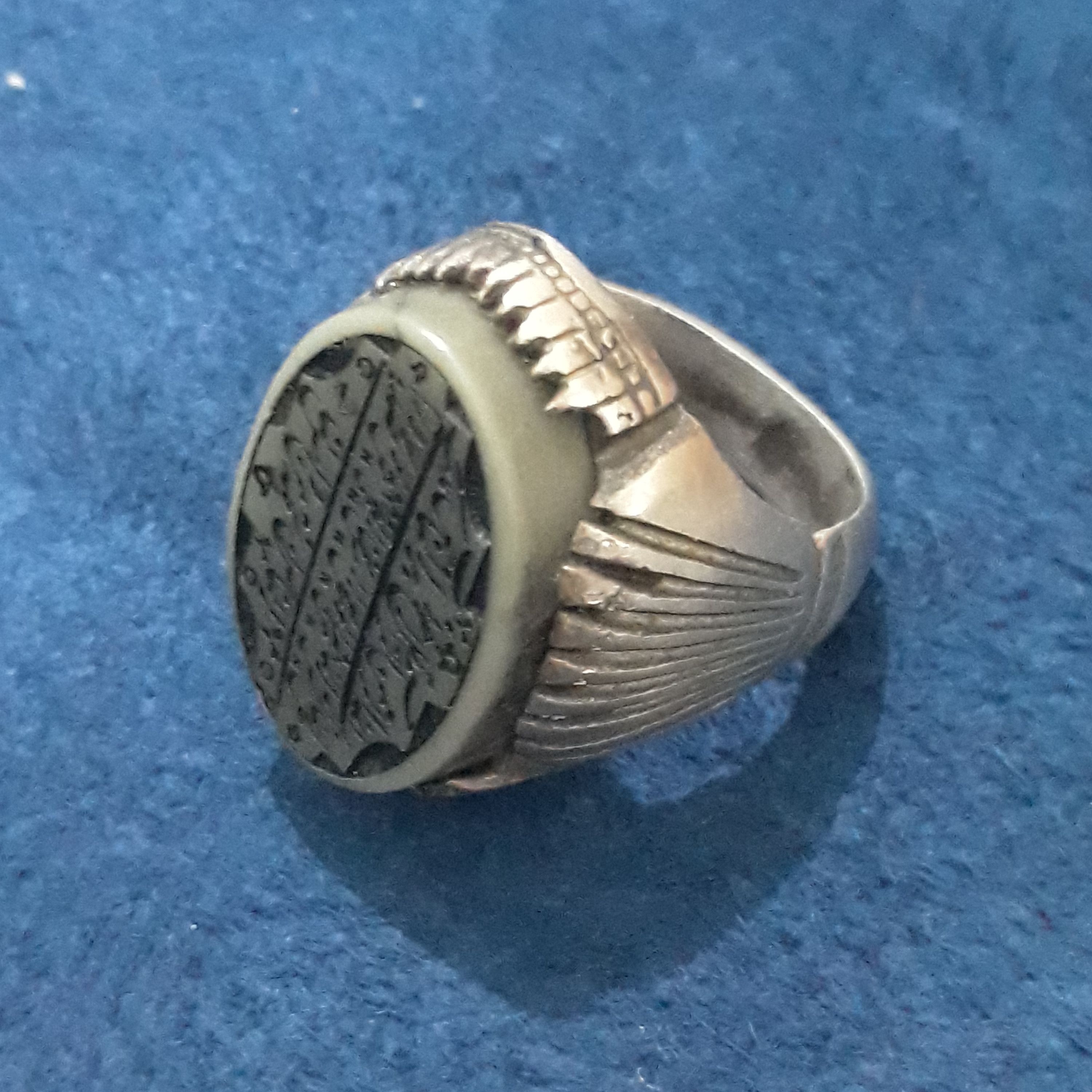 انگشتر نقره متوسط مردانه سنگ یشم با حکاکی سوره طراحی شیک