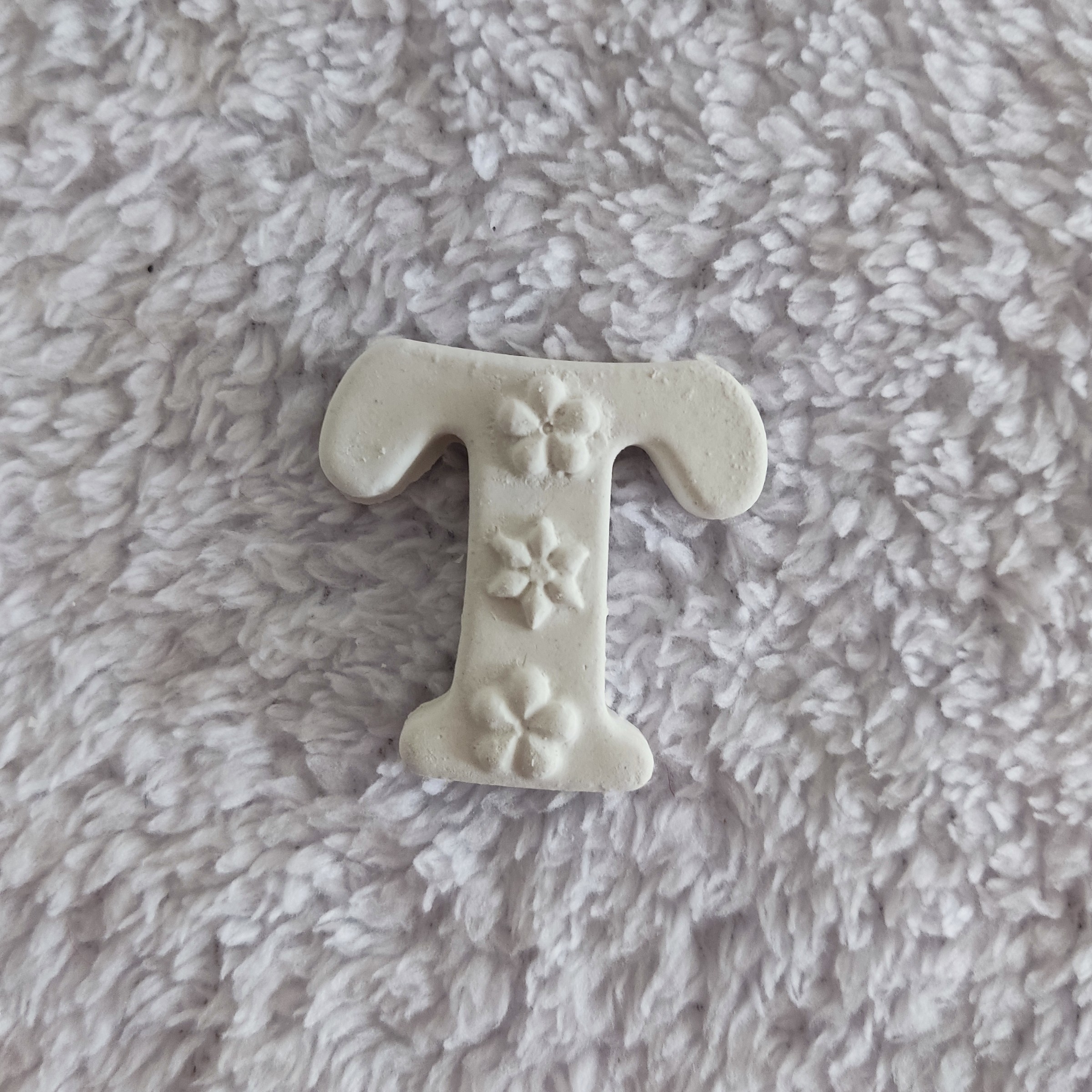 بیس خام حرف T گلدار مخصوص چسباندن روی کفی یا استند مکعبی