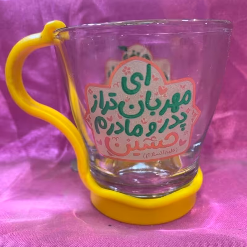 102787-لیوان شیشه ای مات کودکانه حسین ع قرمز مشکی-ارتفاع 7.5-دسته پلاستیکی جدا
