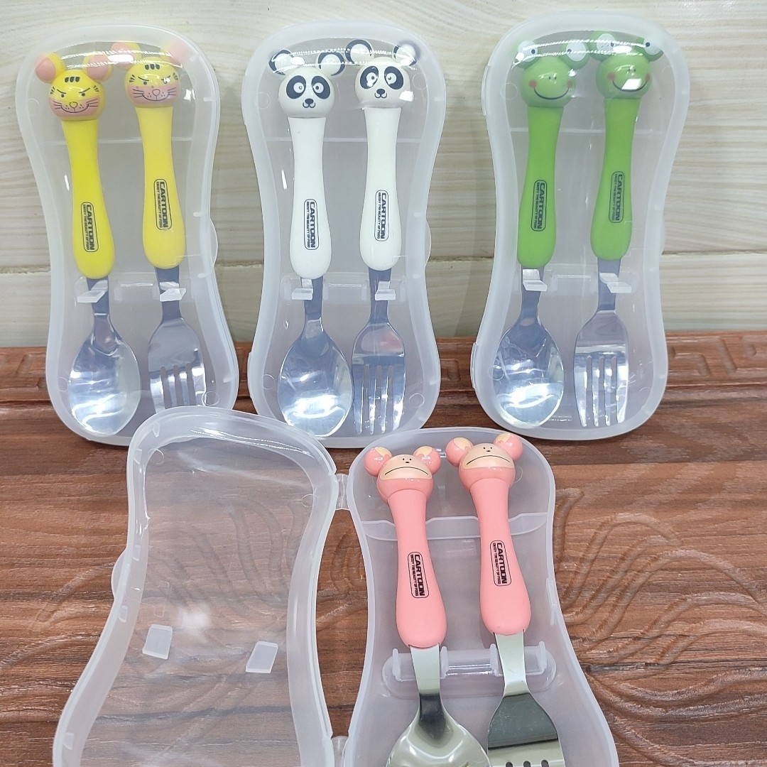 قاشق و چنگال عروسکی بچه گانه با جعبه همراه بدنه استیل با کیفیت عالی قیمت یک جفت(2 عدد) میباشد 