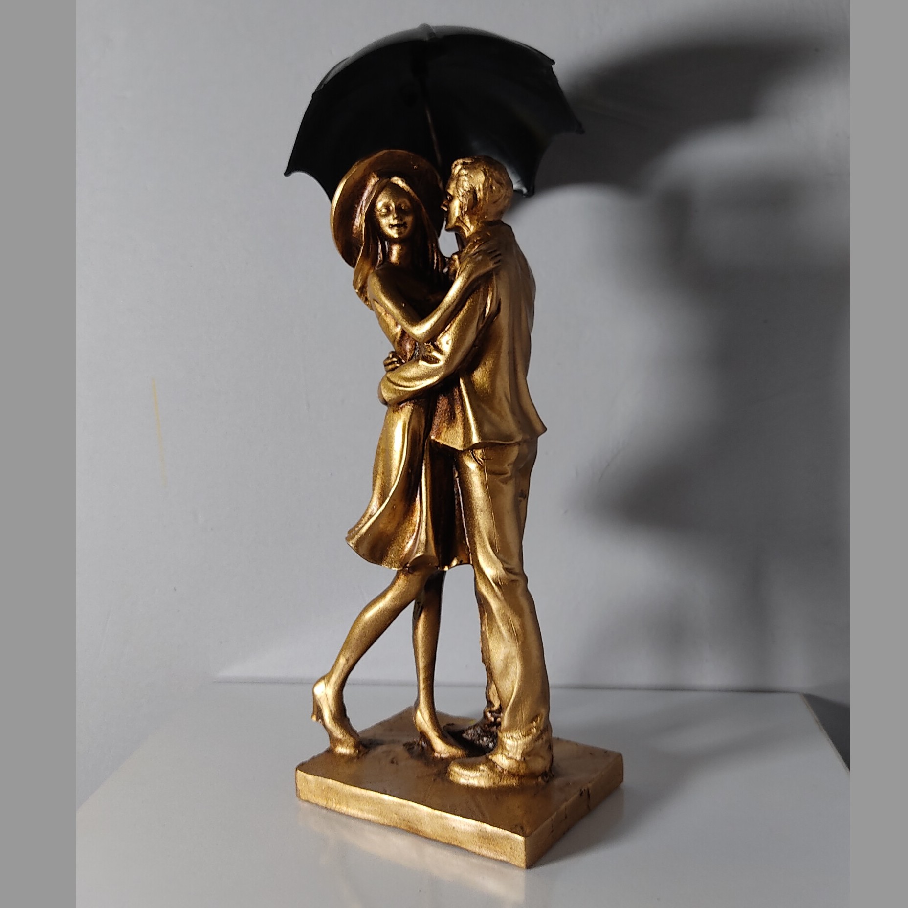 مجسمه چتری خانم و آقا پلی رزین در دو مدل