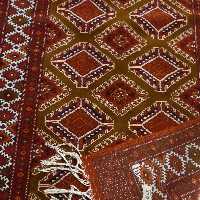 فرش دستبافت  ترکمن وزن تقریبا 3 کیلو رنگ زمینه لاکی اندازه زرع نیم 