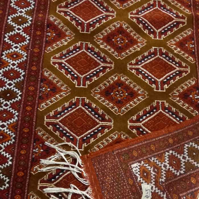 فرش دستبافت  ترکمن وزن تقریبا 3 کیلو رنگ زمینه لاکی اندازه زرع نیم 