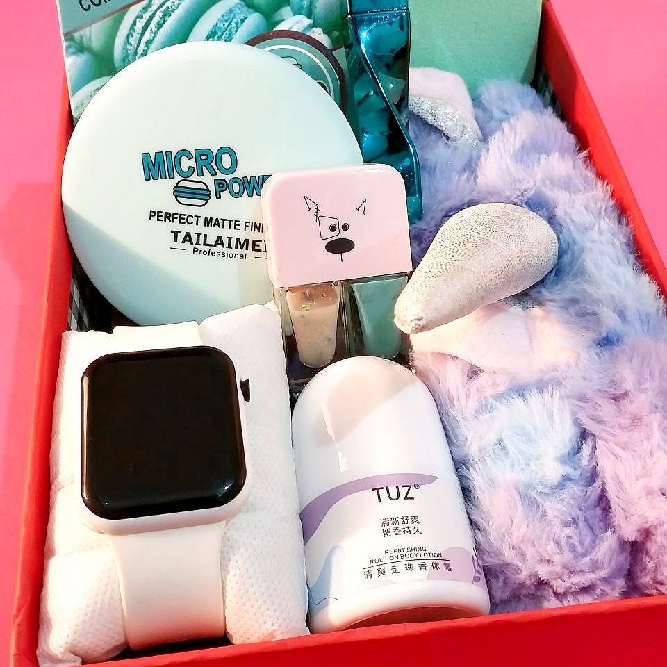 پک کادویی ساعت طرح اپل و لوازم آرایشی خاص با باکس کادویی و ارسال رایگان 