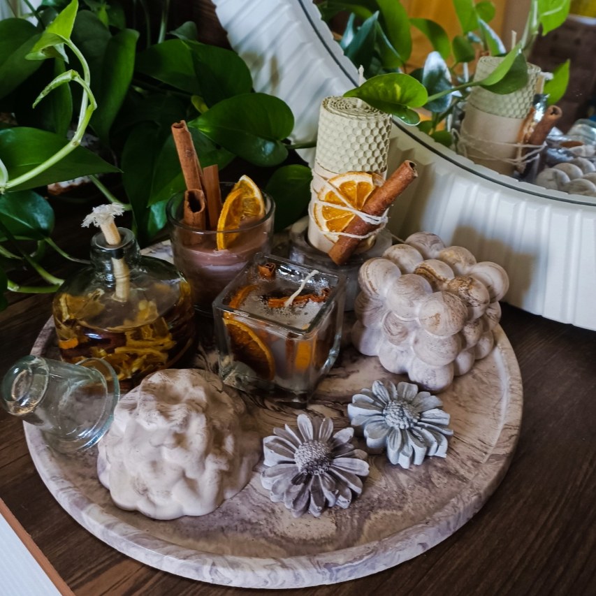 ست 10 تیکه سنگ مصنوعی اکسسوری و شمع پرتقال و دارچین