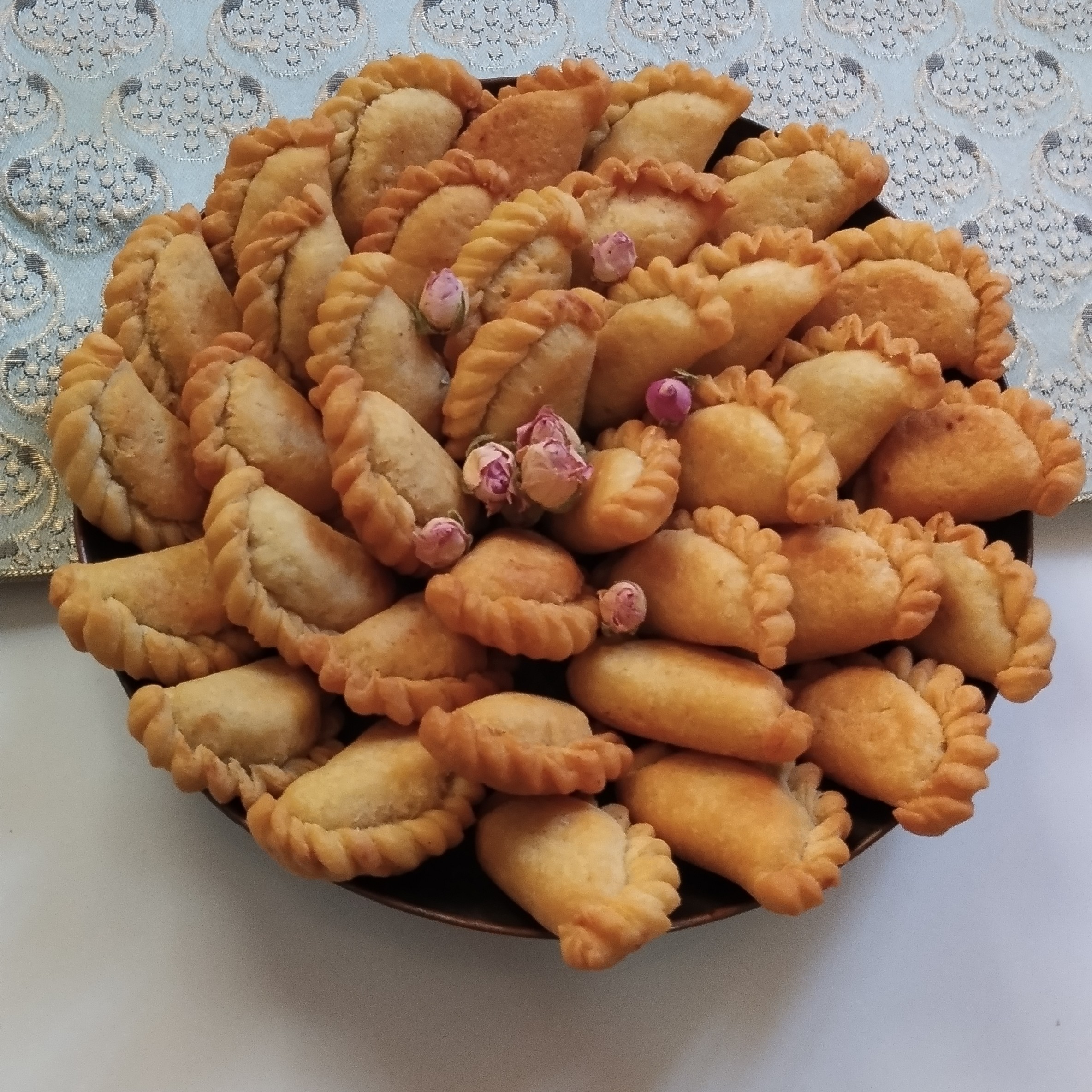 قطاب گردویی خونگی با طعم و مزه عالی در وزنهای یک کیلو و نیم کیلو