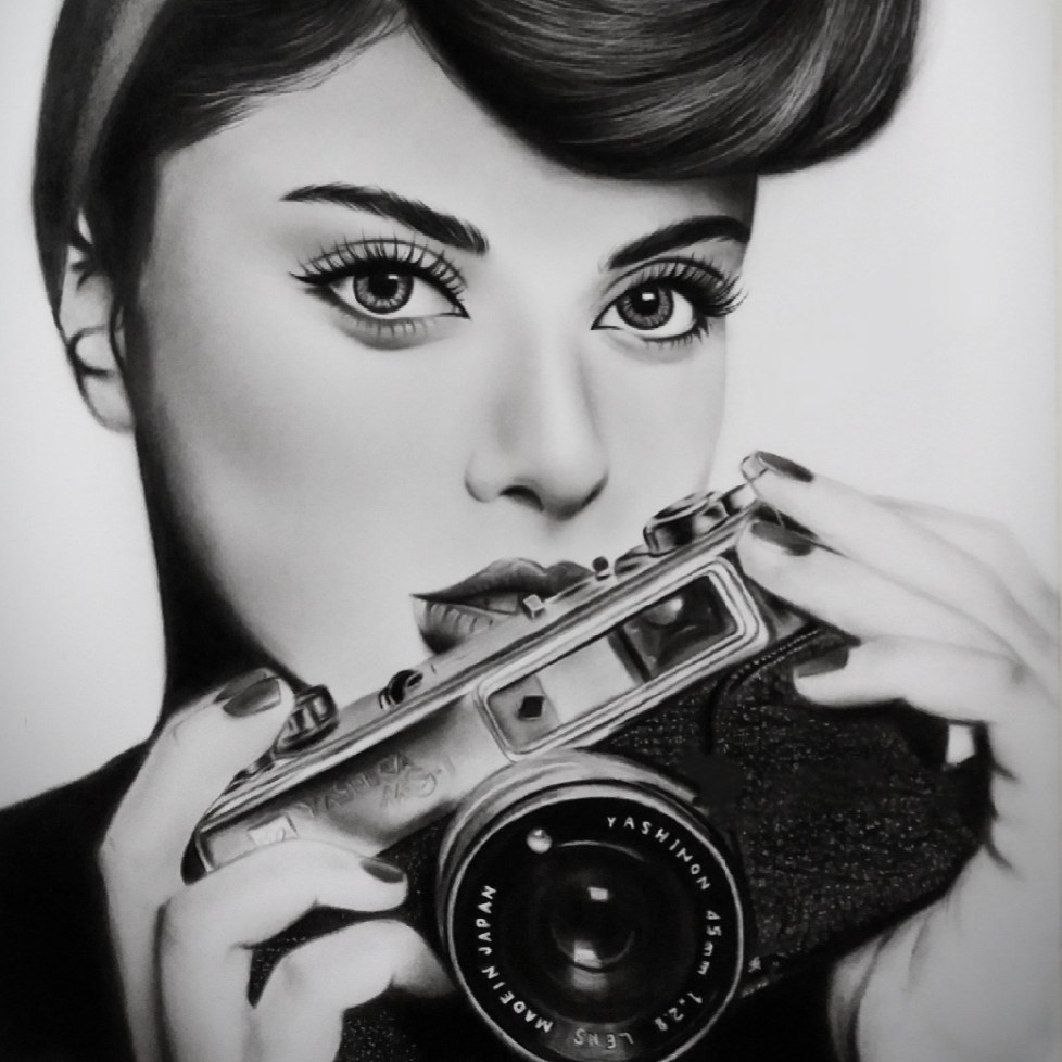 تابلوی سیاه قلم دختر عکاس