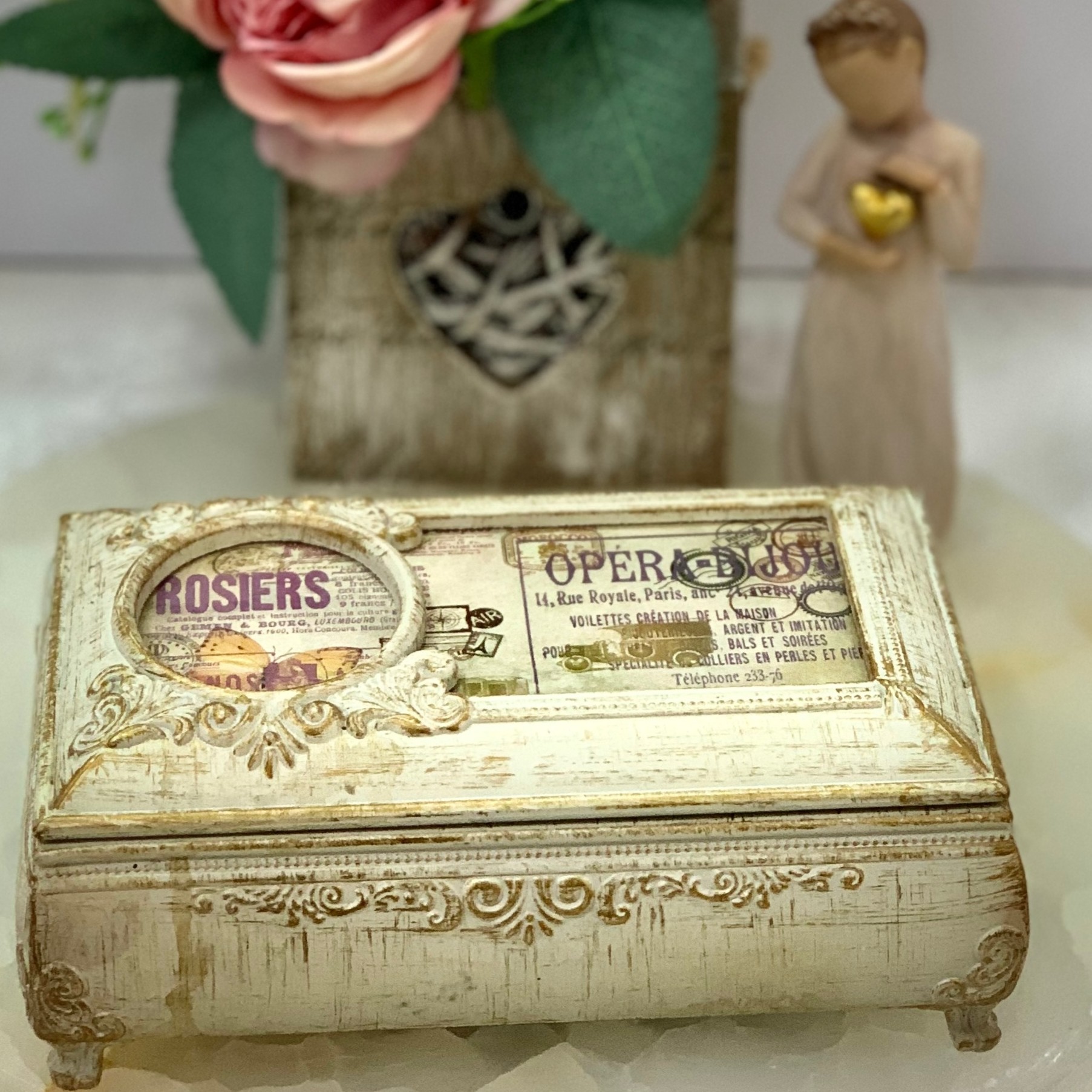 جعبه موزیکال کوکی مدل پاریس که از درب آن بعنوان قاب عکس و از داخلش بعنوان جا جواهری هم میتوان استفاده کرد