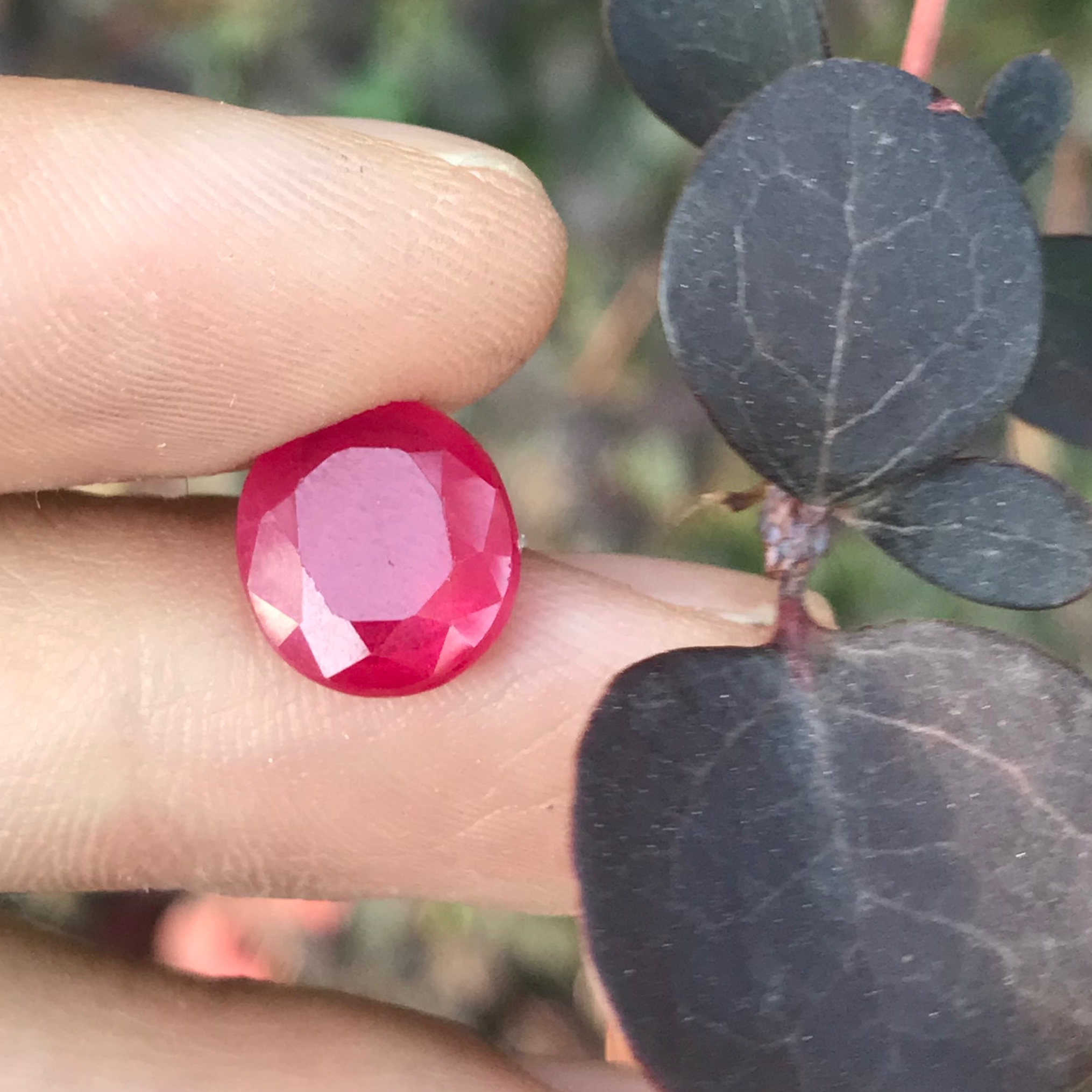 نگین یاقوت معدنی سرخ زیبا و درخشان 