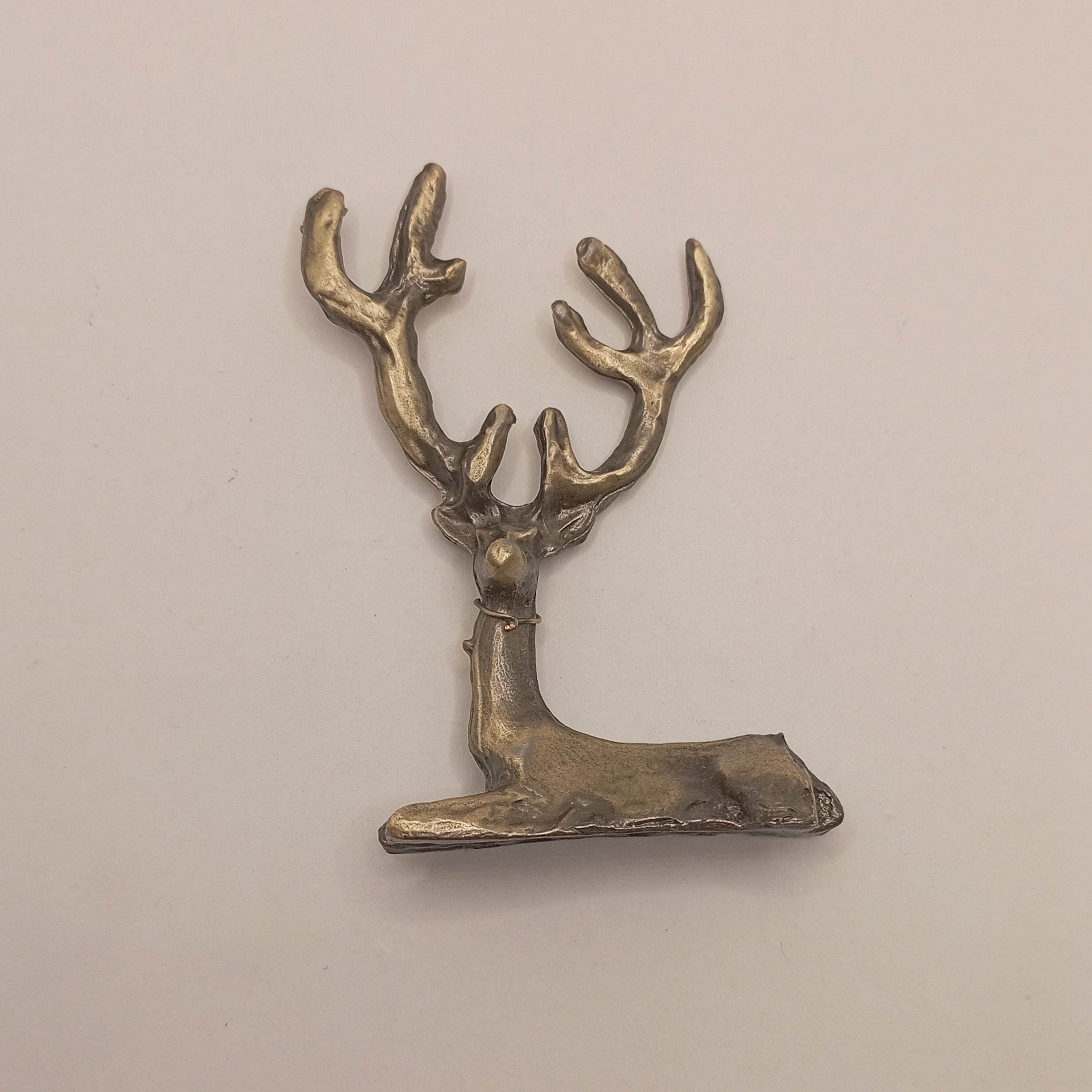 گوزن نشسته شاخ بلند.