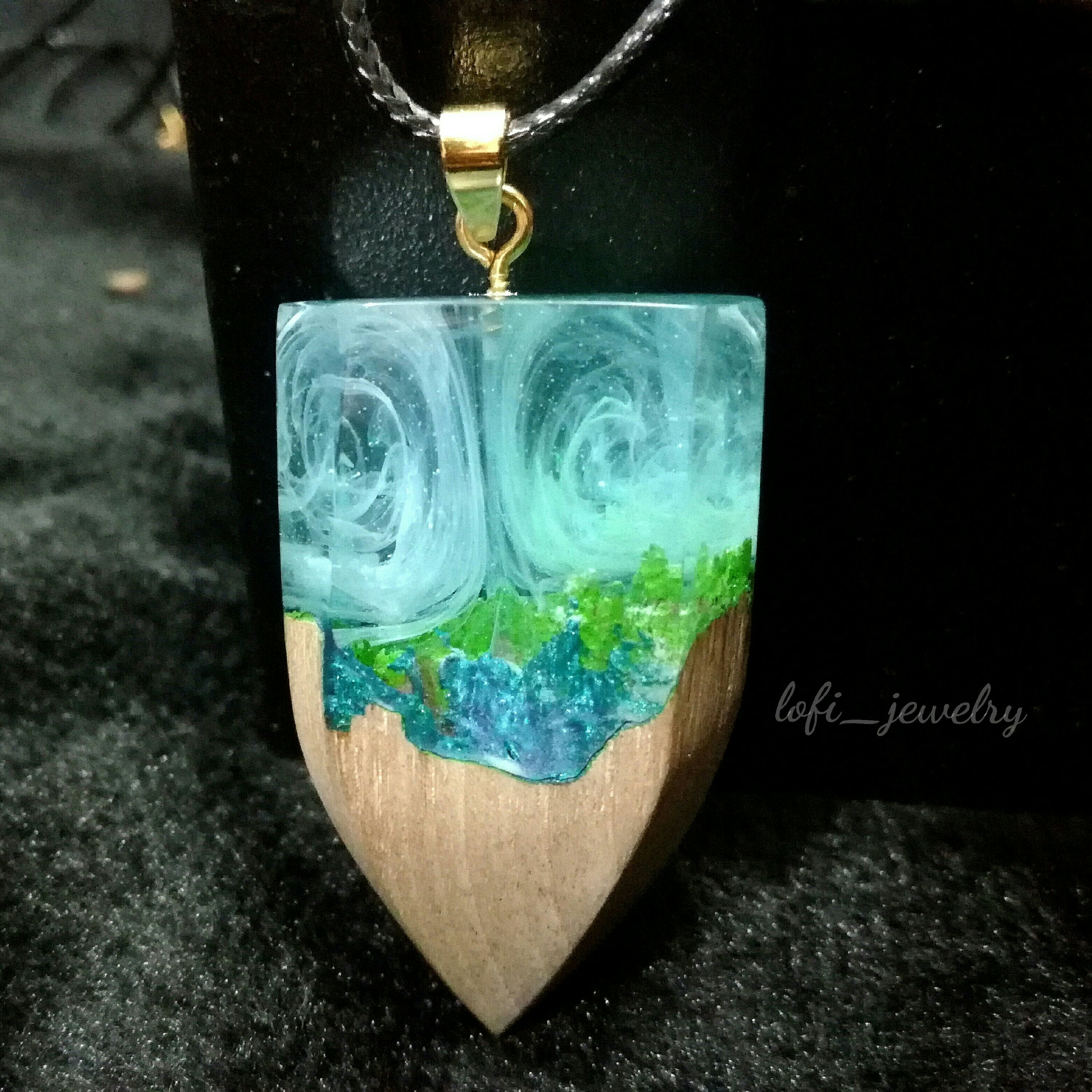 گردنبند برکه آبی