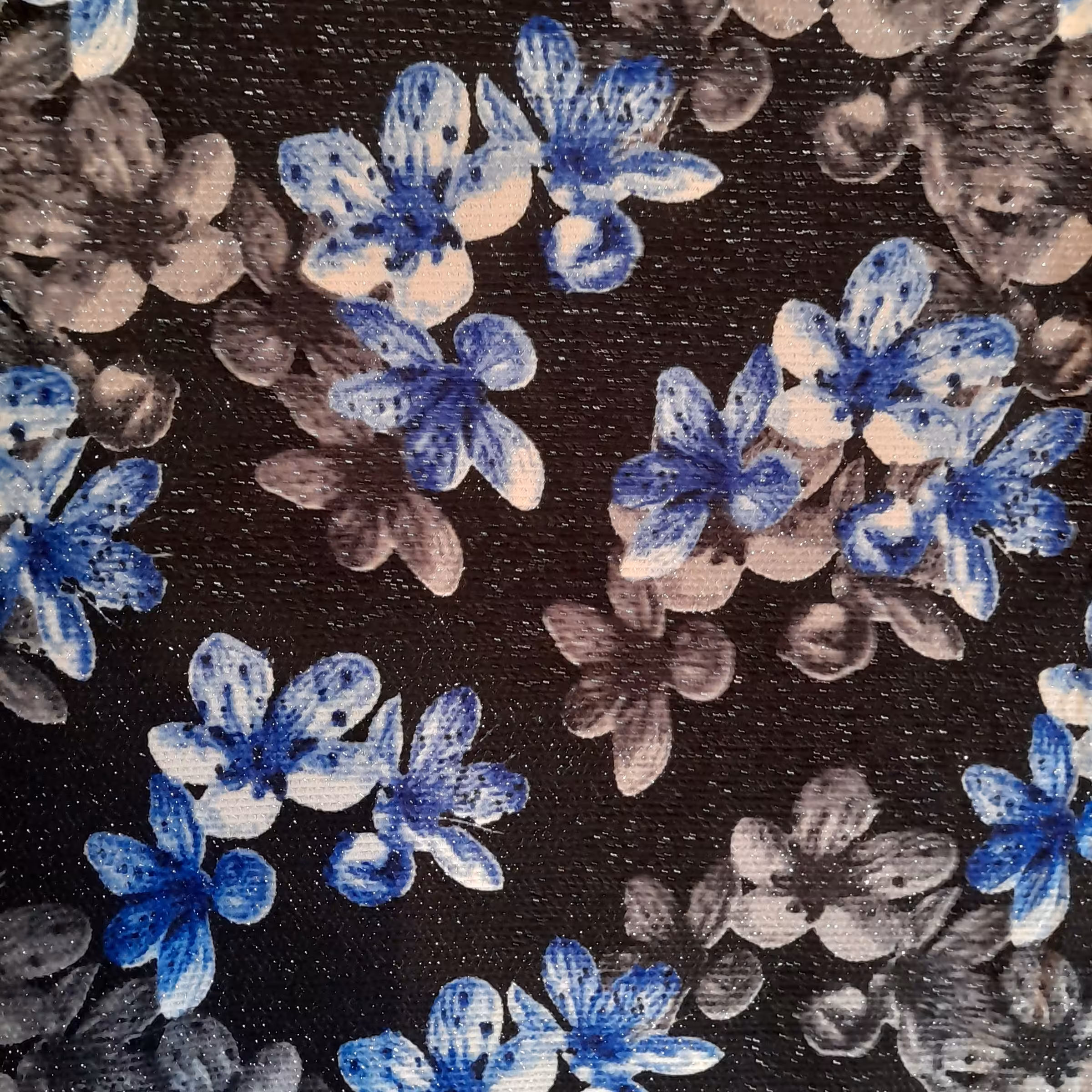 پارچه لمه گلدار زمینه مشکی با گل های بهاری آبی و توسی