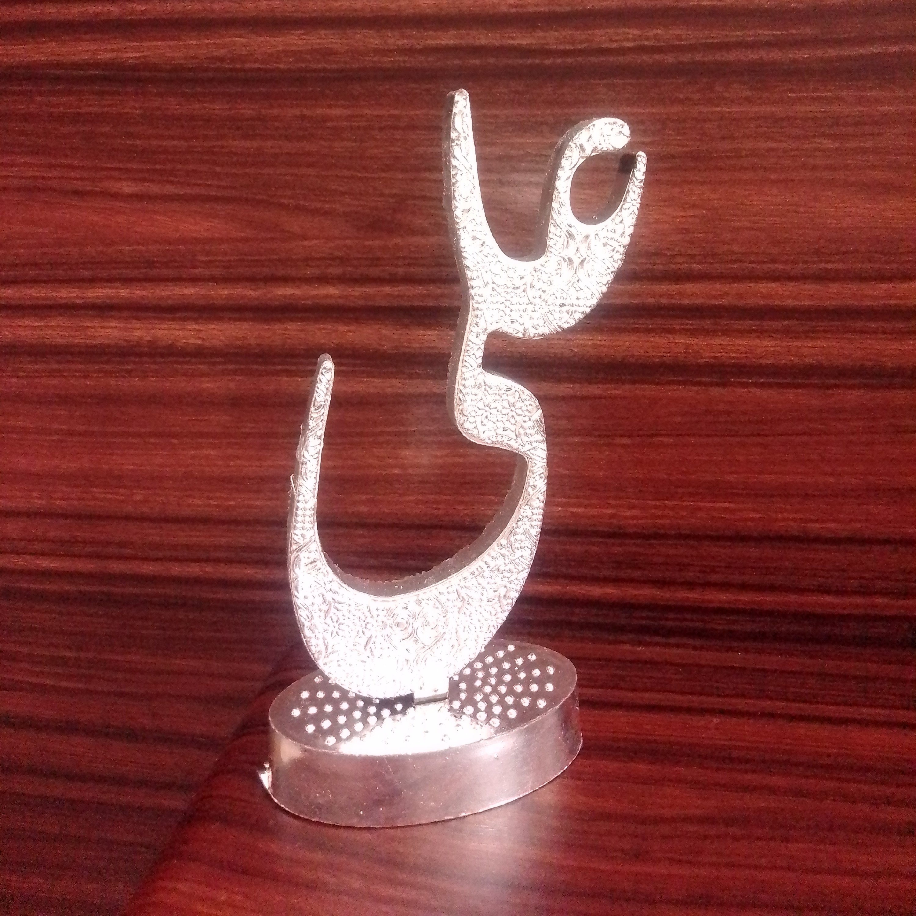 استند طرح علی، سایز بزرگ، مناسب جهت هدیه، دکور یا گیفت غدیر، رنگ نقره ای براق