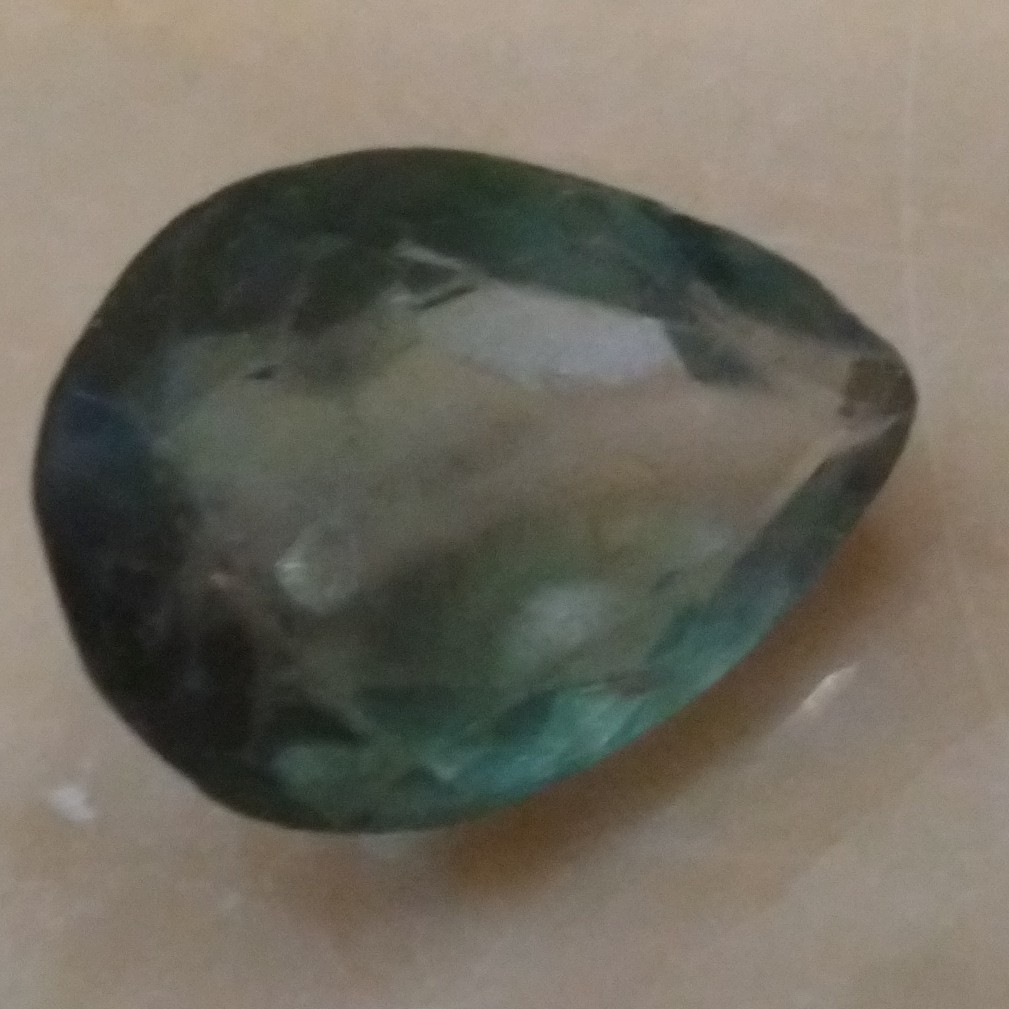 سنگ طبیعی و معدنی فلورین تراش اشکی فوق العاده شفاف و زیبا و خاص پسند وزن 7.2 قیراط 