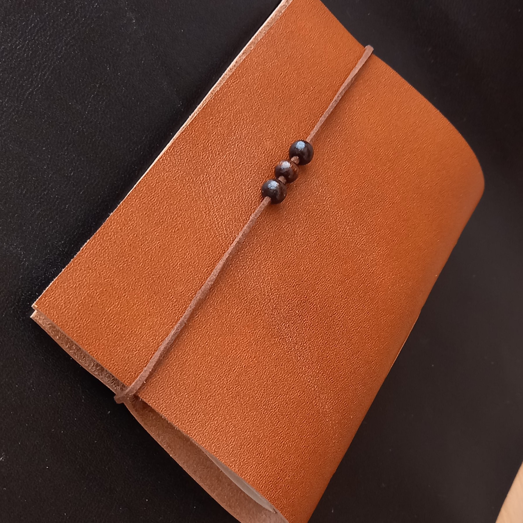 دفترچه چرمی مهره دار(قهوه ای)