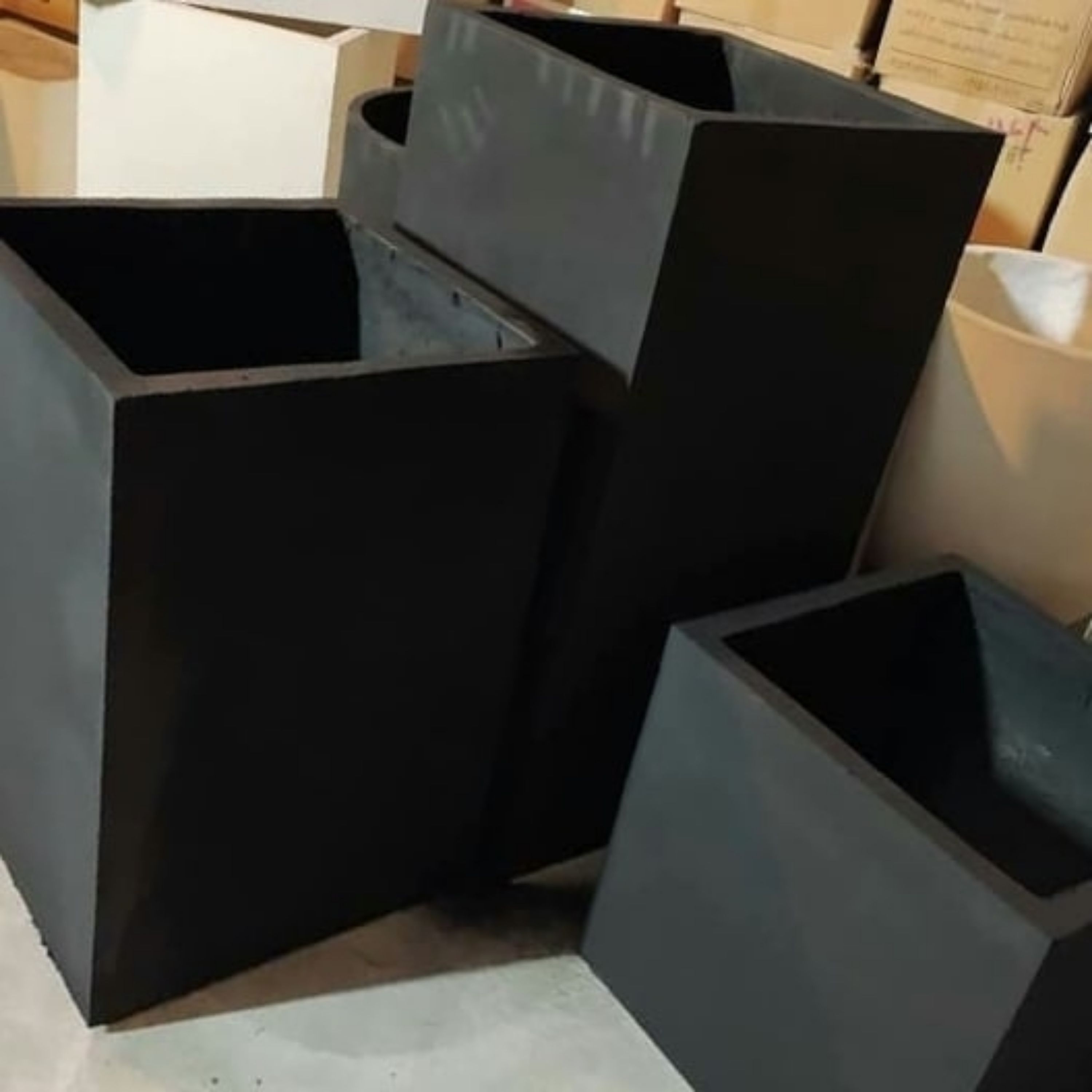 گلدان بتنی فوق سبک کد تولید 42 ابعاد  80 ارتفاع دهنه 40 در 40  در 4 رنگ