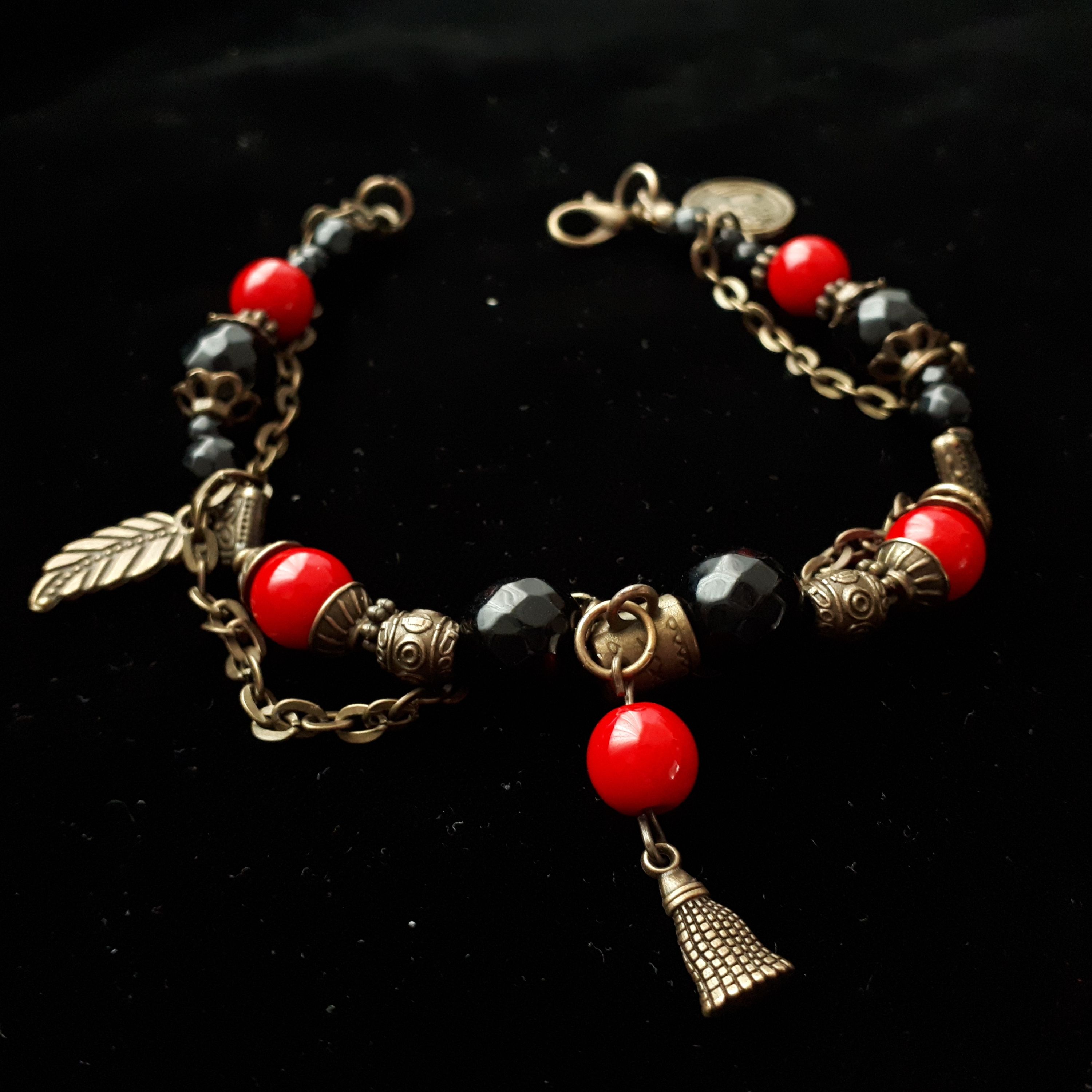 دستبند مرجان و اونیکس با زنجیر و خرجکارهای برنزی